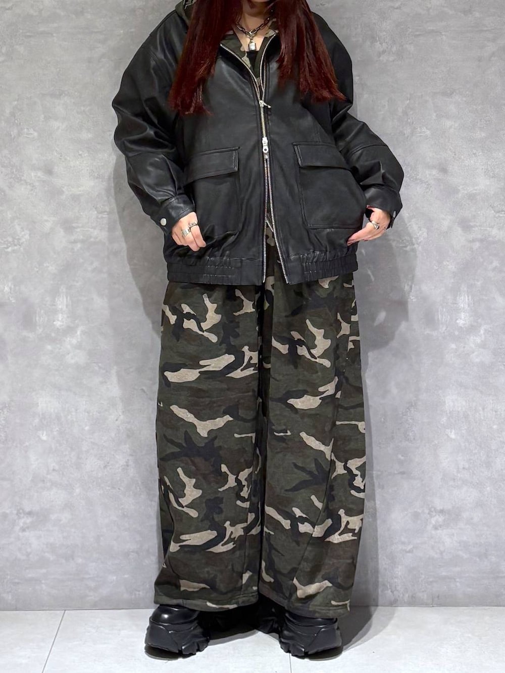 ブラック系のブーツ、その他のスウェットパンツ、ブラック系のブルゾンを着用したレディースの秋コーディネートの8枚目の写真