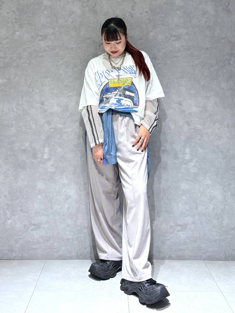 「モード、ストリート、きれいめ、カジュアル、ネックレス、骨格ストレート_PAGEBOY、ブルベ冬_PAGEBOY、Tシャツ、シャツ、ワイドパンツ」｜「PAGEBOYのソフトラメシアールーズシャツ（シャツ/ブラウス、ブルー系）」を使った、りりりさん（レディース・157cm）の夏コーディネートの8枚目の写真