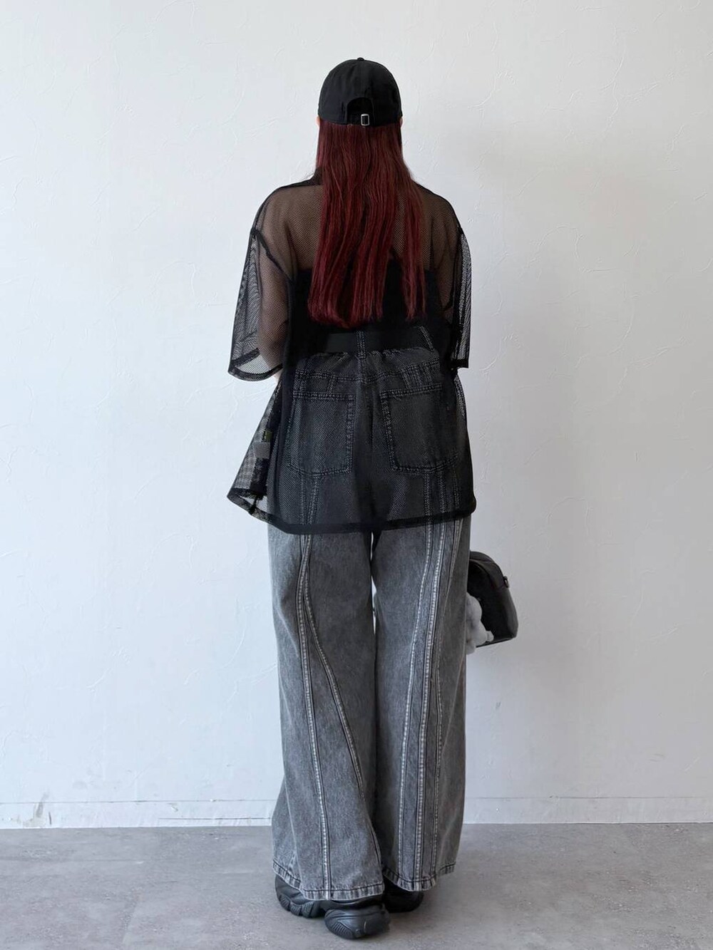 ブラック系のサンダル、ブラック系のデニムパンツ、ブラック系のシャツ/ブラウスを着用したレディースの春コーディネートの6枚目の写真