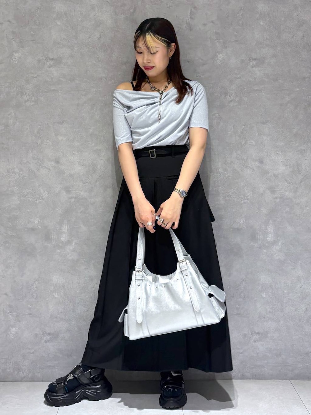 ブラック系のサンダル、シルバー系のハンドバッグ、ブルー系のTシャツ/カットソーを着用したレディースの夏コーディネートの8枚目の写真