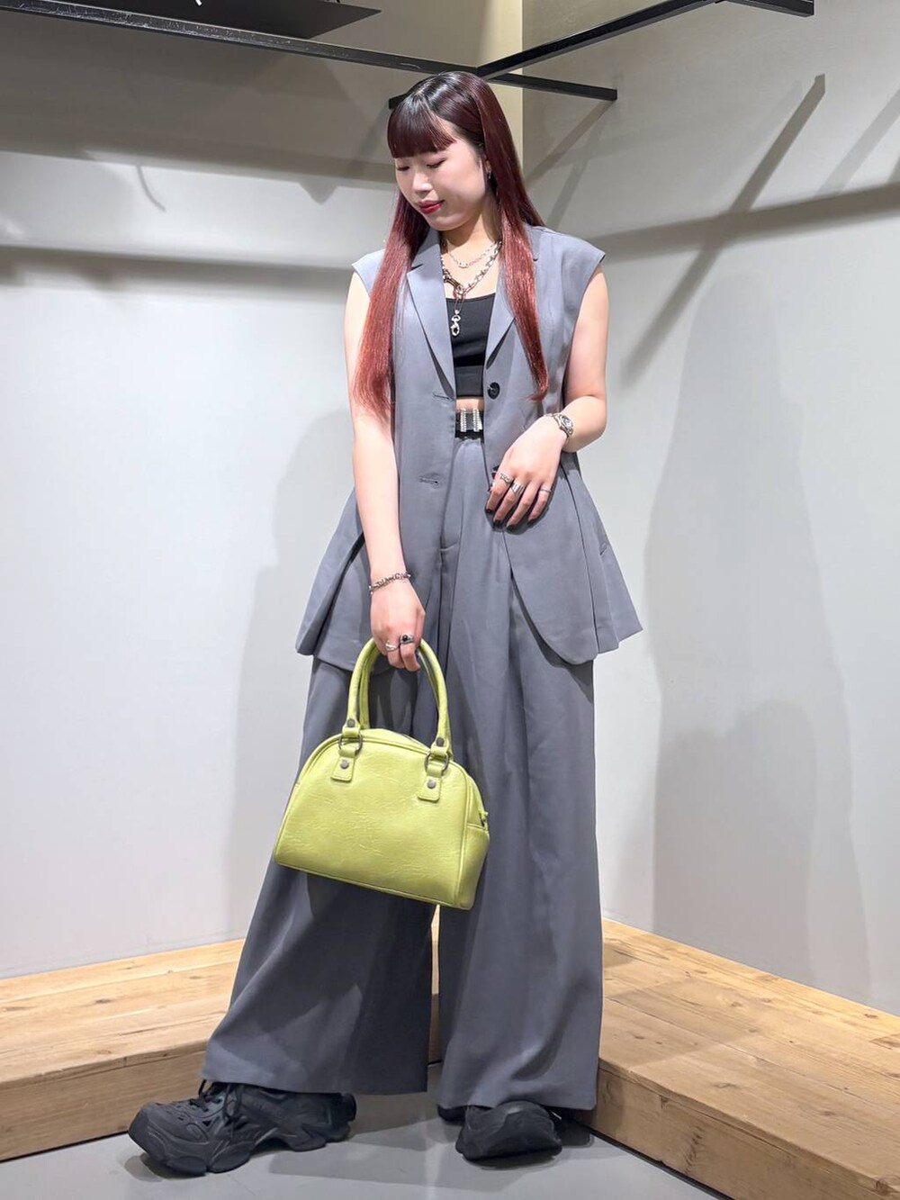 「モード、ストリート、きれいめ、カジュアル、ネックレス、骨格ストレート_PAGEBOY、ブルベ冬_PAGEBOY、セットアップ、ベスト、スラックス、ワイドパンツ、インナー、ベルト、バッグ」｜「PAGEBOYのモードバックルベルト3（ベルト、ブラック系）」を使った、りりりさん（レディース・157cm）の夏コーディネートの9枚目の写真