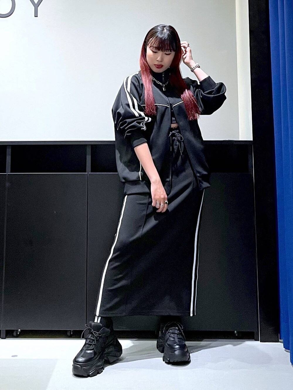 「モード、ストリート、きれいめ、カジュアル、ネックレス、骨格ストレート_PAGEBOY、ブルベ冬_PAGEBOY、ジャケット、スカート、セットアップ、スニーカー」｜「PAGEBOYのプラットチャンキースニーカー（スニーカー、ブラック系）」を使った、りりりさん（レディース・157cm）の秋コーディネートの8枚目の写真