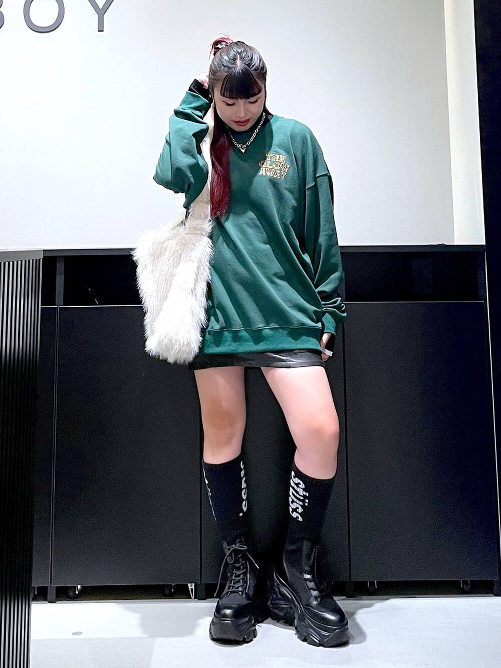 「モード、ストリート、きれいめ、カジュアル、ネックレス、骨格ストレート_PAGEBOY、ブルベ冬_PAGEBOY、スウェット、ミニスカート、スカート、ブーツ、スニーカー、バッグ」｜「PAGEBOYのレースアップソックスブーツ（ブーツ、ブラック系）」を使った、りりりさん（レディース・157cm）の秋コーディネートの2枚目の写真