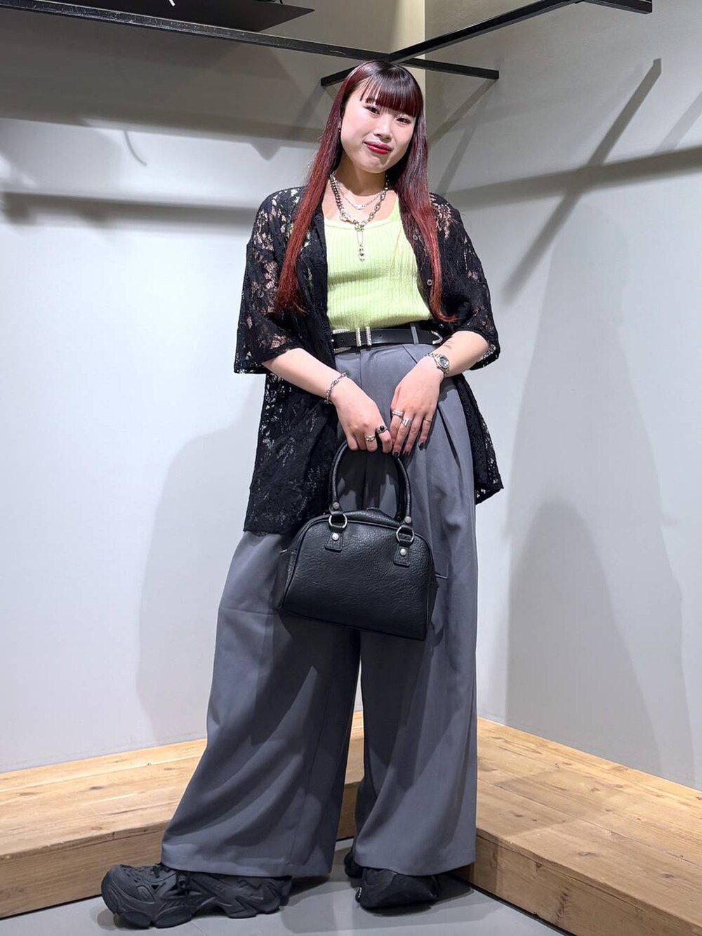 「モード、ストリート、きれいめ、カジュアル、ネックレス、骨格ストレート_PAGEBOY、ブルベ冬_PAGEBOY、シャツ、ブラウス、スラックス、ワイドパンツ、ベルト、バッグ」｜「PAGEBOYのモードバックルベルト3（ベルト、ブラック系）」を使った、りりりさん（レディース・157cm）の春コーディネートの7枚目の写真
