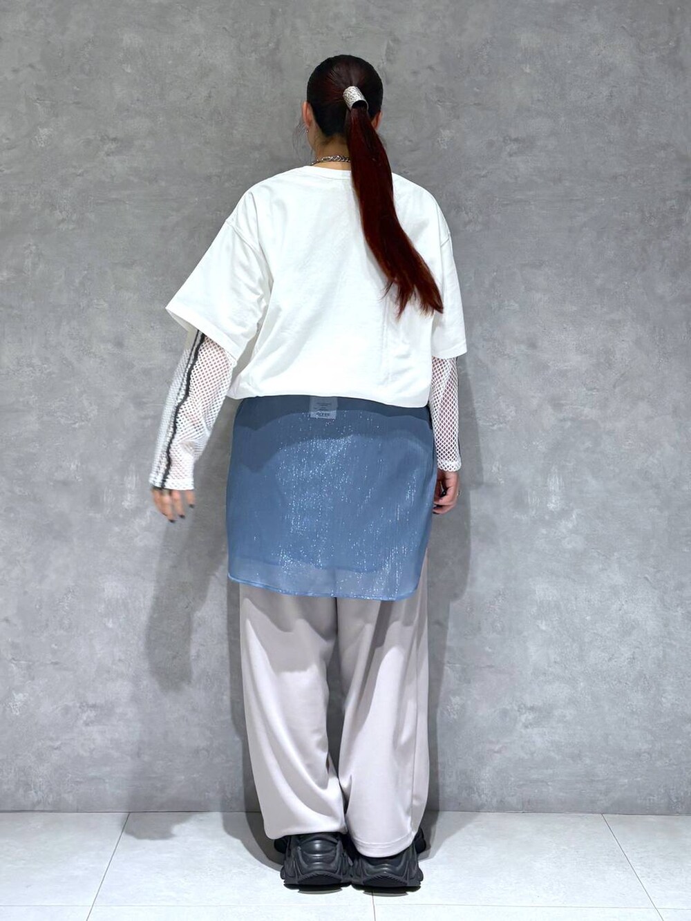 「モード、ストリート、きれいめ、カジュアル、ネックレス、骨格ストレート_PAGEBOY、ブルベ冬_PAGEBOY、Tシャツ、シャツ、ワイドパンツ」｜「PAGEBOYのソフトラメシアールーズシャツ（シャツ/ブラウス、ブルー系）」を使った、りりりさん（レディース・157cm）の夏コーディネートの6枚目の写真