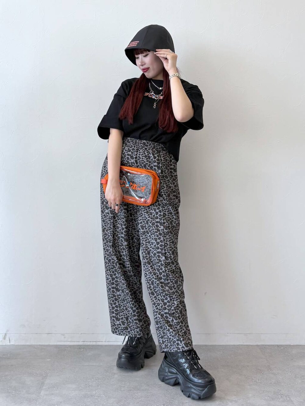 「ハット、モード、ストリート、カジュアル、ネックレス、骨格ストレート_PAGEBOY、ブルベ冬_PAGEBOY、Tシャツ」｜「PAGEBOYのプラットチャンキースニーカー（スニーカー、ブラック系）」を使った、りりりさん（レディース・157cm）の春コーディネートの5枚目の写真