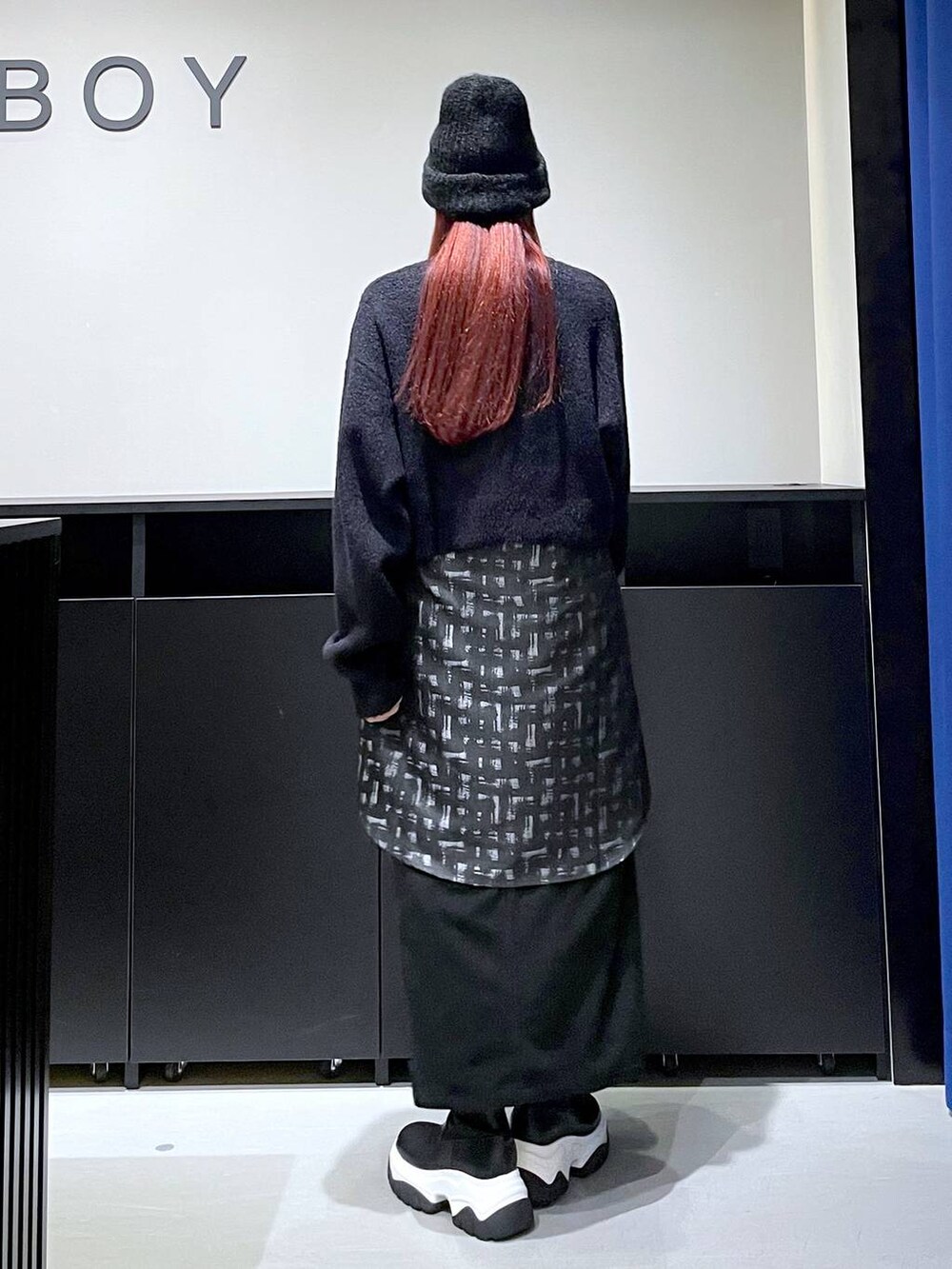 その他のショルダーバッグ、ブラック系のシャツ/ブラウス、ブラック系のスカートを着用したレディースの秋コーディネートの5枚目の写真