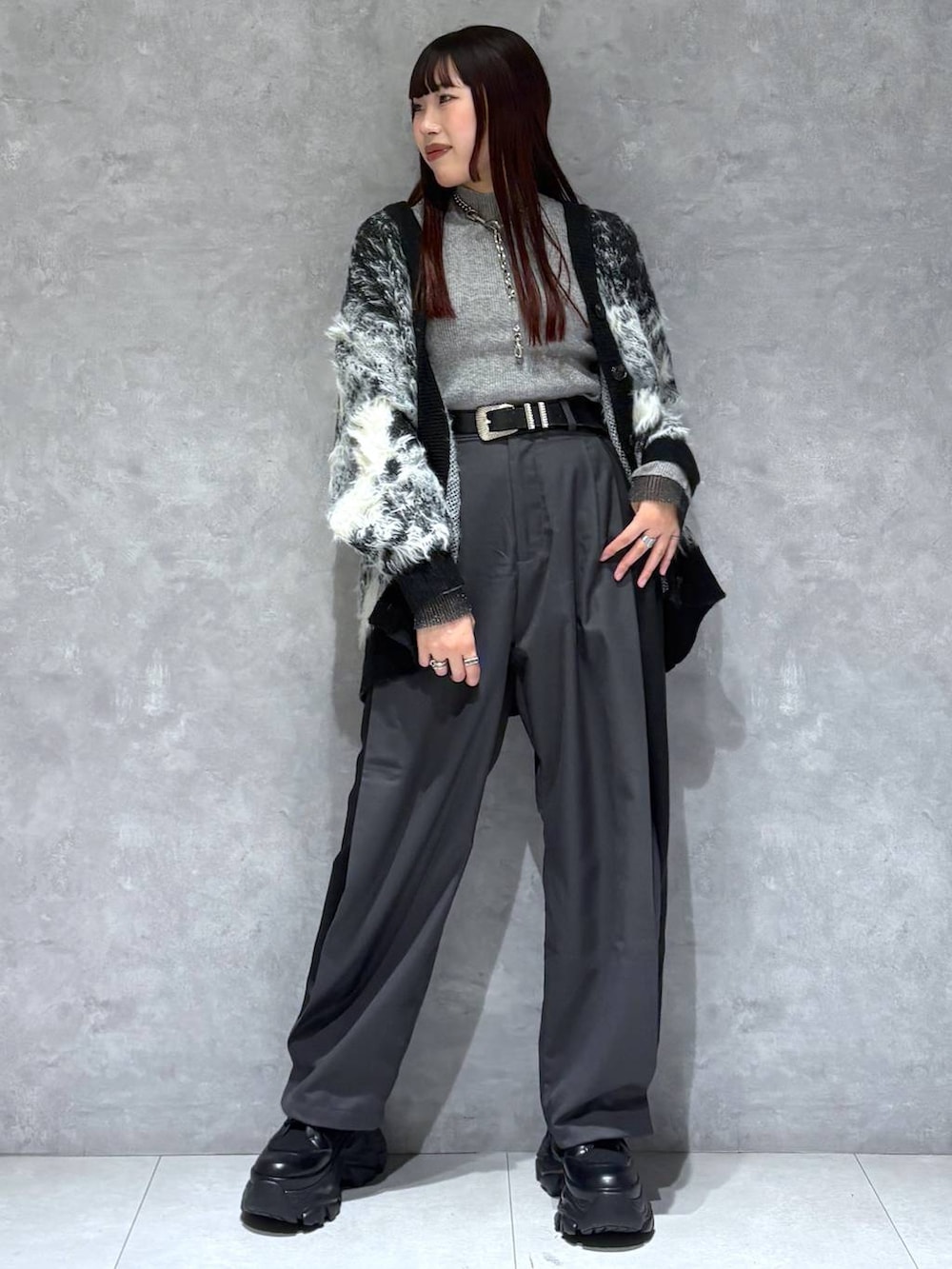 ブラック系のブーツ、ブラック系のカーディガン/ボレロ、グレー系のニット/セーターを着用したレディースの冬コーディネートの7枚目の写真