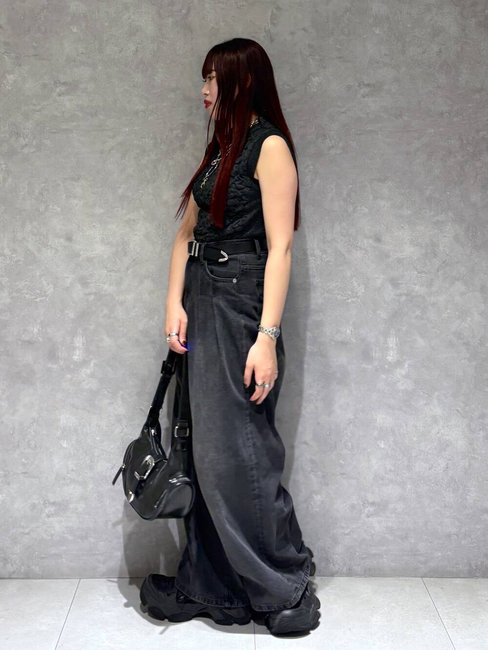 ブラック系のデニムパンツ、ブラック系のショルダーバッグ、ブラック系のTシャツ/カットソーを着用したレディースの春コーディネートの5枚目の写真