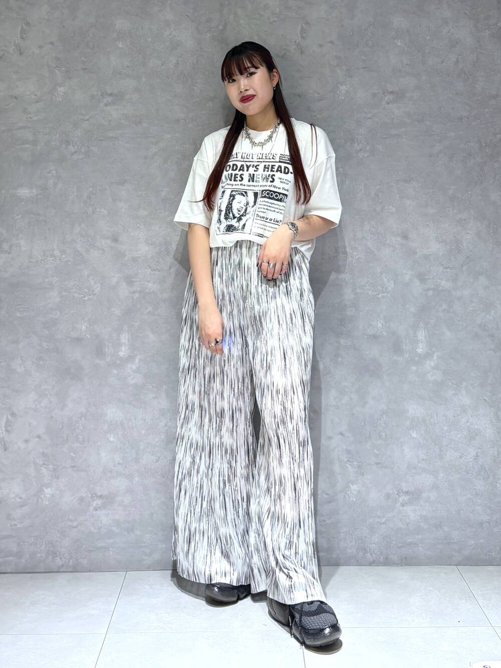 「モード、ストリート、きれいめ、カジュアル、ネックレス、骨格ストレート_PAGEBOY、ブルベ冬_PAGEBOY、Tシャツ」｜「PBLIMの《UNISEX》ニュースペーパーTシャツ（Tシャツ/カットソー、ホワイト系）」を使った、りりりさん（レディース・157cm）の春コーディネートの6枚目の写真