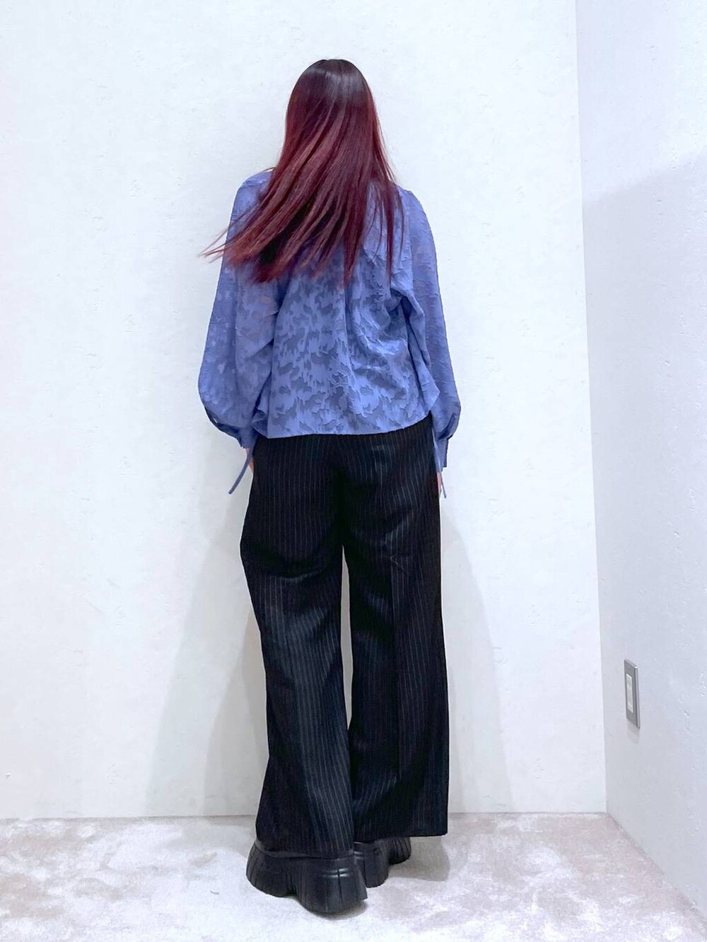 ブルー系のシャツ/ブラウス、ブラック系のスラックス、ブラック系のローファーを着用したレディースの春コーディネートの5枚目の写真