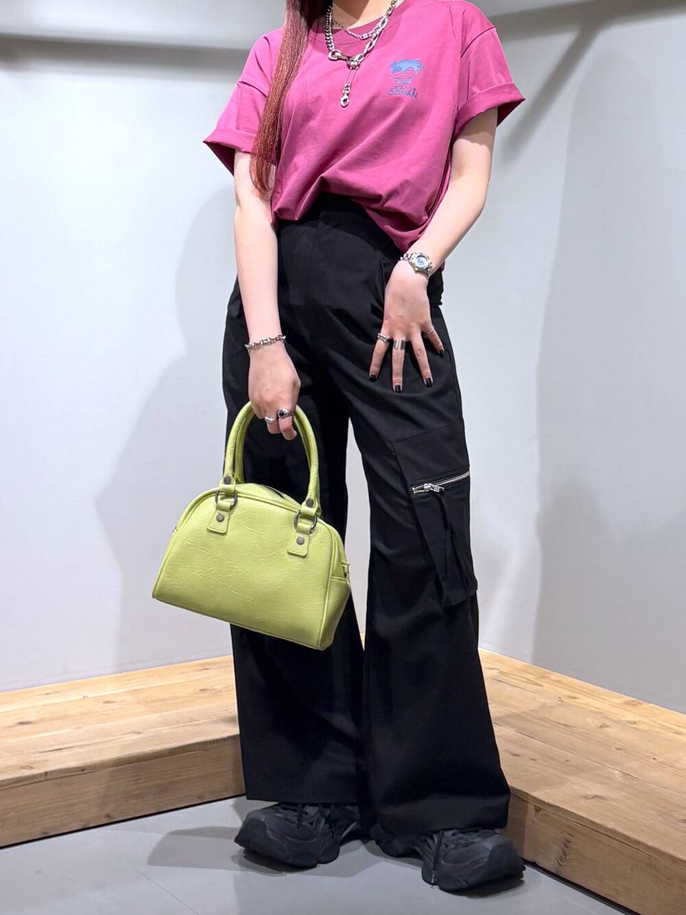 「モード、ストリート、きれいめ、カジュアル、ネックレス、骨格ストレート_PAGEBOY、ブルベ冬_PAGEBOY、Tシャツ」｜「PAGEBOYのTRカーゴスラックス（カーゴパンツ、ブラック系）」を使った、りりりさん（レディース・157cm）の春コーディネートの4枚目の写真