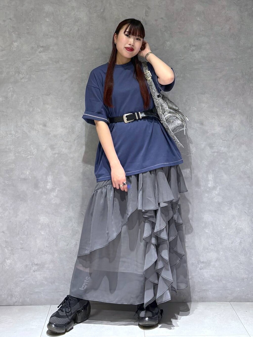 「Tシャツ、モード、ストリート、きれいめ、カジュアル、ネックレス、骨格ストレート_PAGEBOY、ブルベ冬_PAGEBOY、スカート、バッグ、ベルト、オーバーサイズ」｜「PAGEBOYのモードバックルベルト3（ベルト、ブラック系）」を使った、りりりさん（レディース・157cm）の春コーディネートの2枚目の写真