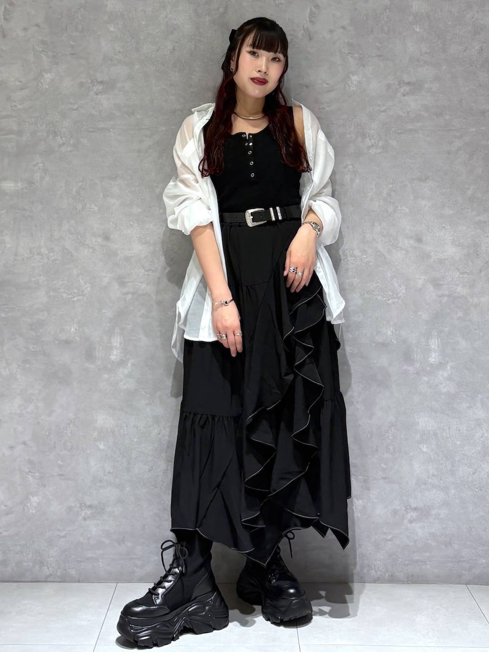 ブラック系のブーツ、ブラック系のスカート、ホワイト系のシャツ/ブラウスを着用したレディースの春コーディネートの9枚目の写真