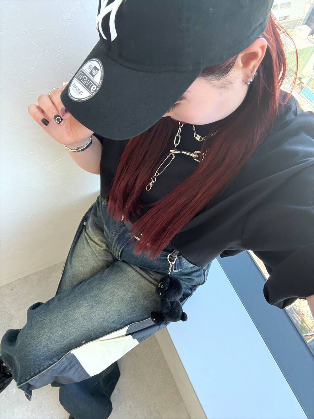「モード、ストリート、きれいめ、カジュアル、ネックレス、骨格ストレート_PAGEBOY、ブルベ冬_PAGEBOY、Tシャツ、ベルト、デニムパンツ、キャップ」｜「PAGEBOYの【Anui】GRMベアーチャーム（キーホルダー、ブラック系）」を使った、りりりさん（レディース・157cm）の春コーディネートの3枚目の写真