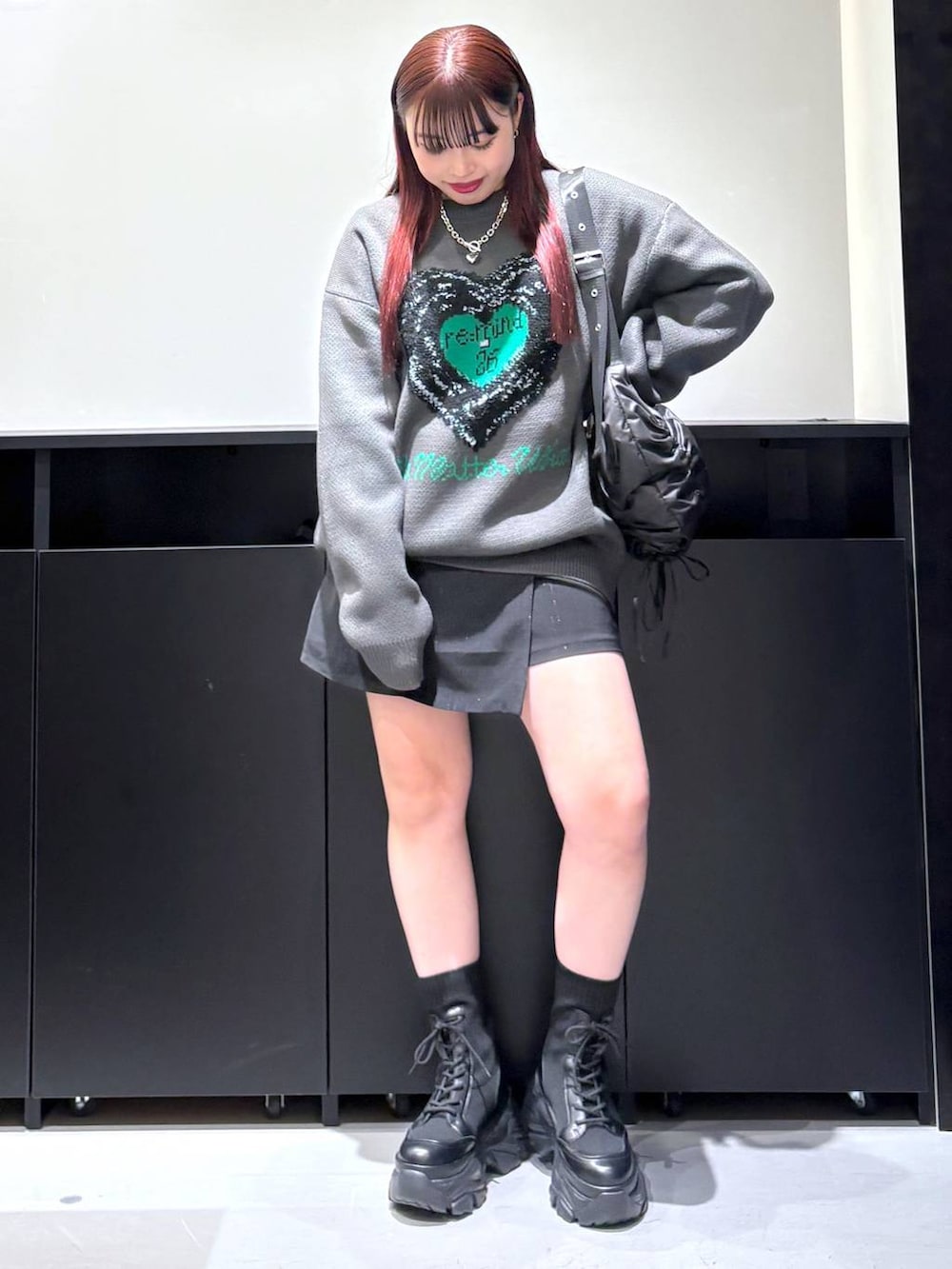 「モード、ストリート、きれいめ、カジュアル、ネックレス、骨格ストレート_PAGEBOY、ブルベ冬_PAGEBOY、ニット、ミニスカート、ショートパンツ、バッグ、スニーカー、ブーツ」｜「PAGEBOYのレースアップソックスブーツ（ブーツ、ブラック系）」を使った、りりりさん（レディース・157cm）の冬コーディネートの7枚目の写真