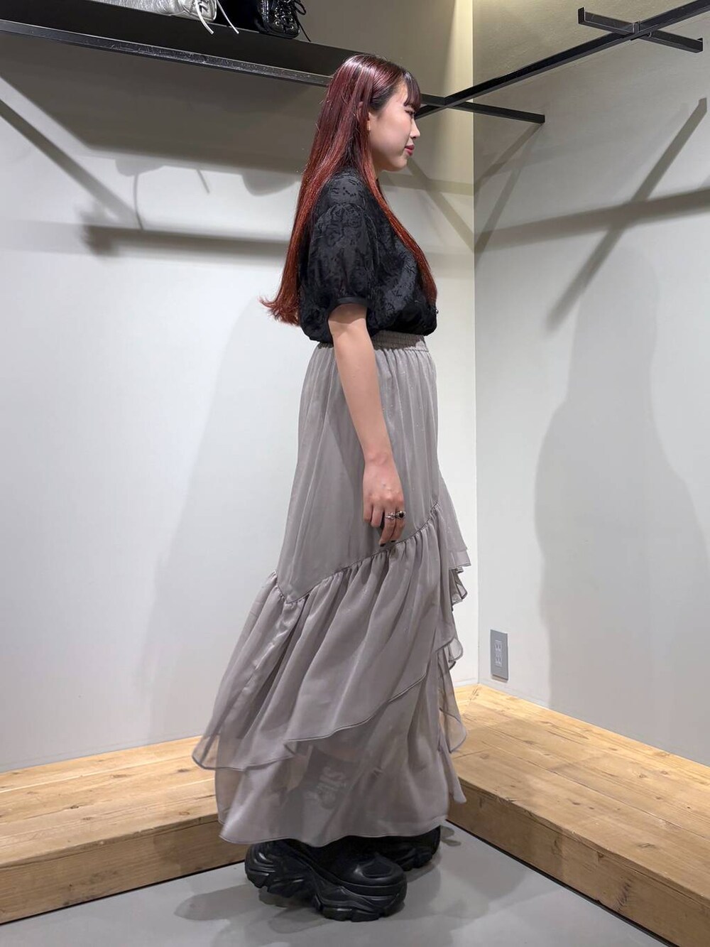 「モード、ストリート、きれいめ、カジュアル、ネックレス、骨格ストレート_PAGEBOY、ブルベ冬_PAGEBOY、ブラウス、スカート、スニーカー」｜「PAGEBOYのプラットチャンキースニーカー（スニーカー、ブラック系）」を使った、りりりさん（レディース・157cm）の夏コーディネートの6枚目の写真