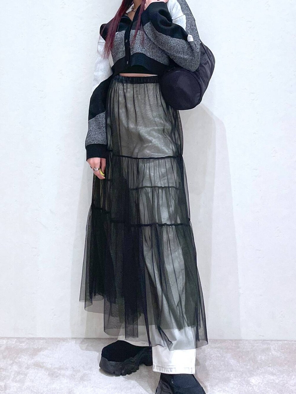 「モード、ストリート、きれいめ、春コーデ、カジュアル、ネックレス、骨格ストレート_PAGEBOY、ブルベ冬_PAGEBOY、スカート、ニット、カーディガン、デニムパンツ、バッグ」｜「PBLIMのPBLIM/ナイロンボストンバック（ドラムバッグ、ブラック系）」を使った、りりりさん（レディース・157cm）の春コーディネートの6枚目の写真