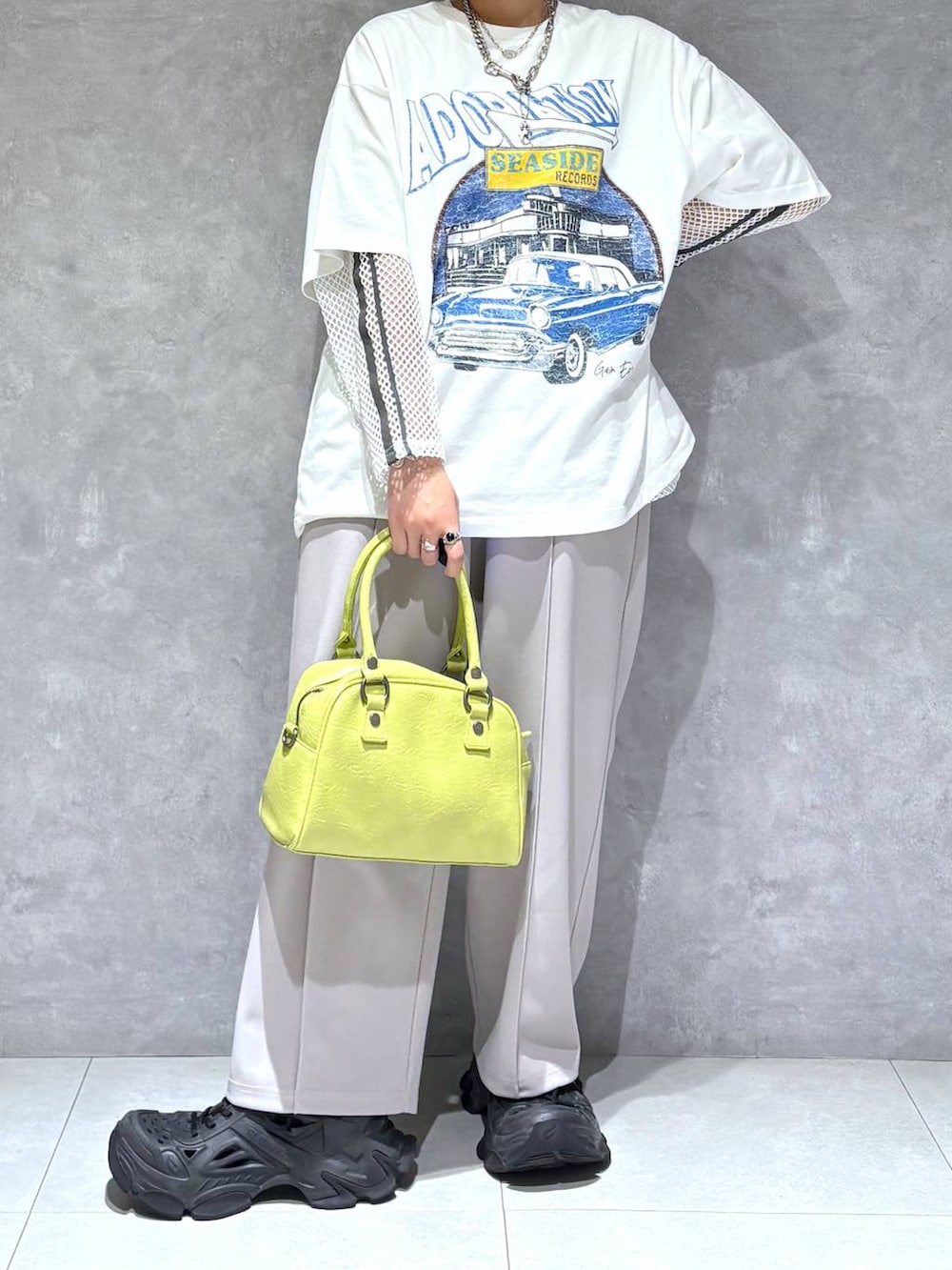 「ワイドパンツ、バッグ、モード、ストリート、きれいめ、カジュアル、ネックレス、骨格ストレート_PAGEBOY、ブルベ冬_PAGEBOY、Tシャツ」｜「PAGEBOYのラインメッシュプルオーバー（Tシャツ/カットソー、ホワイト系）」を使った、りりりさん（レディース・157cm）の夏コーディネートの4枚目の写真