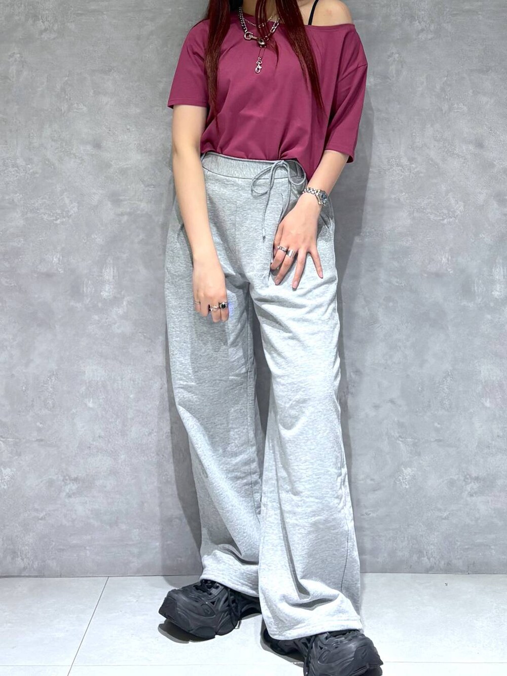 「スウェットパンツ、モード、ストリート、きれいめ、カジュアル、ネックレス、骨格ストレート_PAGEBOY、ブルベ冬_PAGEBOY、Tシャツ」｜「PAGEBOYのタックスウェットパンツ（スウェットパンツ、グレー系）」を使った、りりりさん（レディース・157cm）の春コーディネートの3枚目の写真