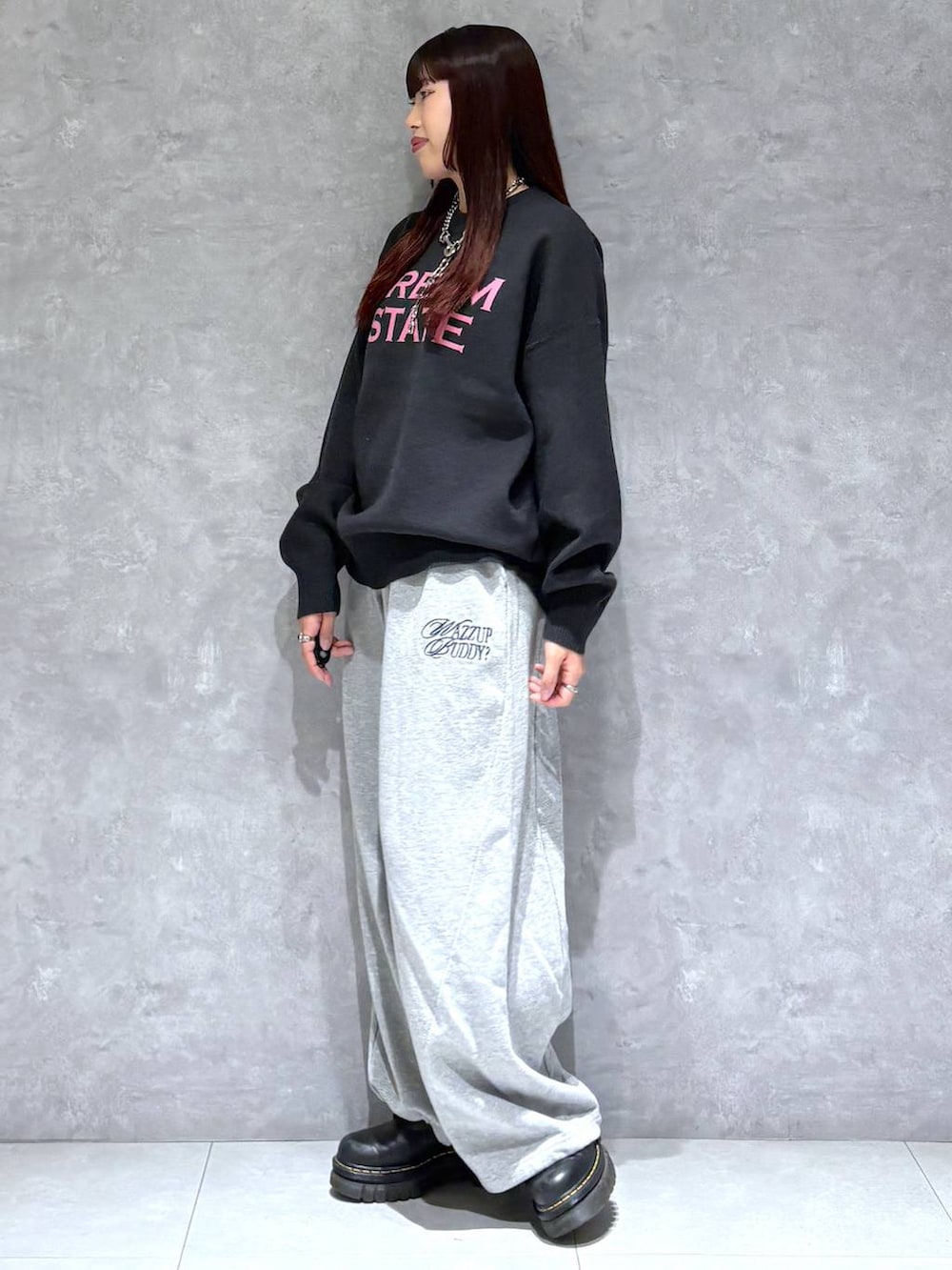 グレー系のスウェットパンツ、ブラック系のニット/セーターを着用したレディースの秋コーディネートの3枚目の写真