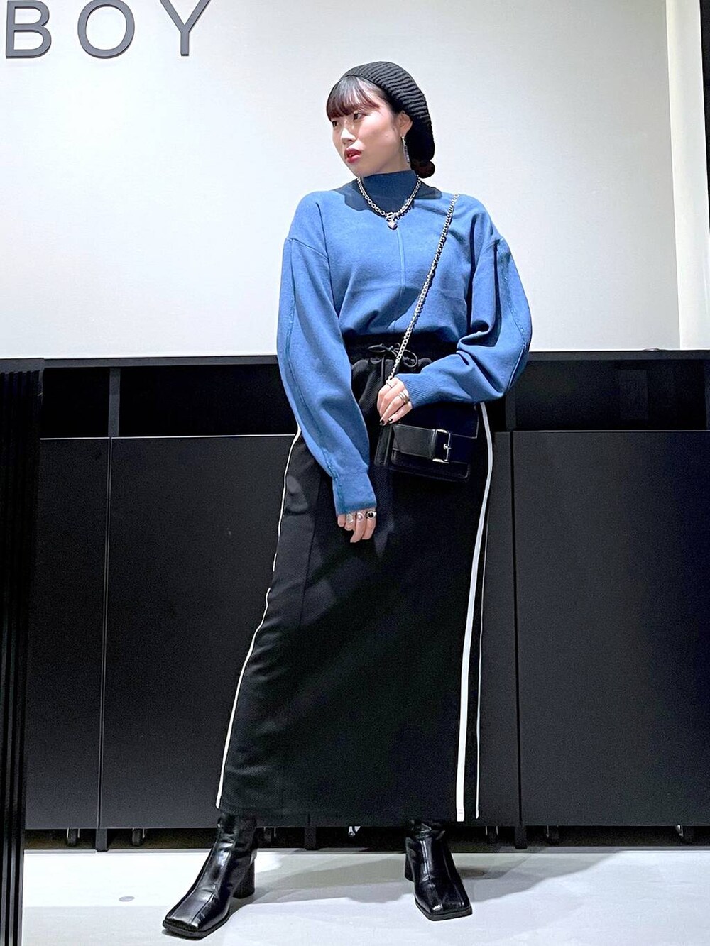 「モード、ストリート、きれいめ、カジュアル、ネックレス、骨格ストレート_PAGEBOY、ブルベ冬_PAGEBOY、ニット、ベレー帽、スカート、ブーツ、バッグ」|「PAGEBOYのハイゲージラメラインプルオーバー(ニット/セーター、ブルー系)」を使った、りりりさん(レディース・157cm)の秋コーディネートの7枚目の写真