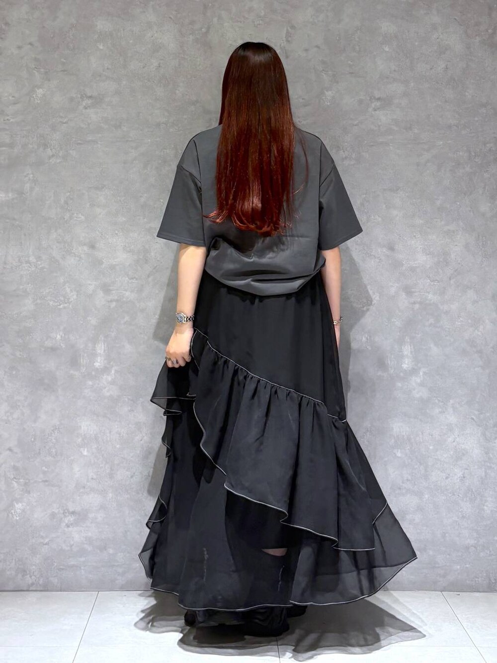 「モード、ストリート、きれいめ、カジュアル、ネックレス、骨格ストレート_PAGEBOY、ブルベ冬_PAGEBOY、Tシャツ、スカート」｜「PAGEBOYのステッチフリルスカート（スカート、ブラック系）」を使った、りりりさん（レディース・157cm）の春コーディネートの5枚目の写真