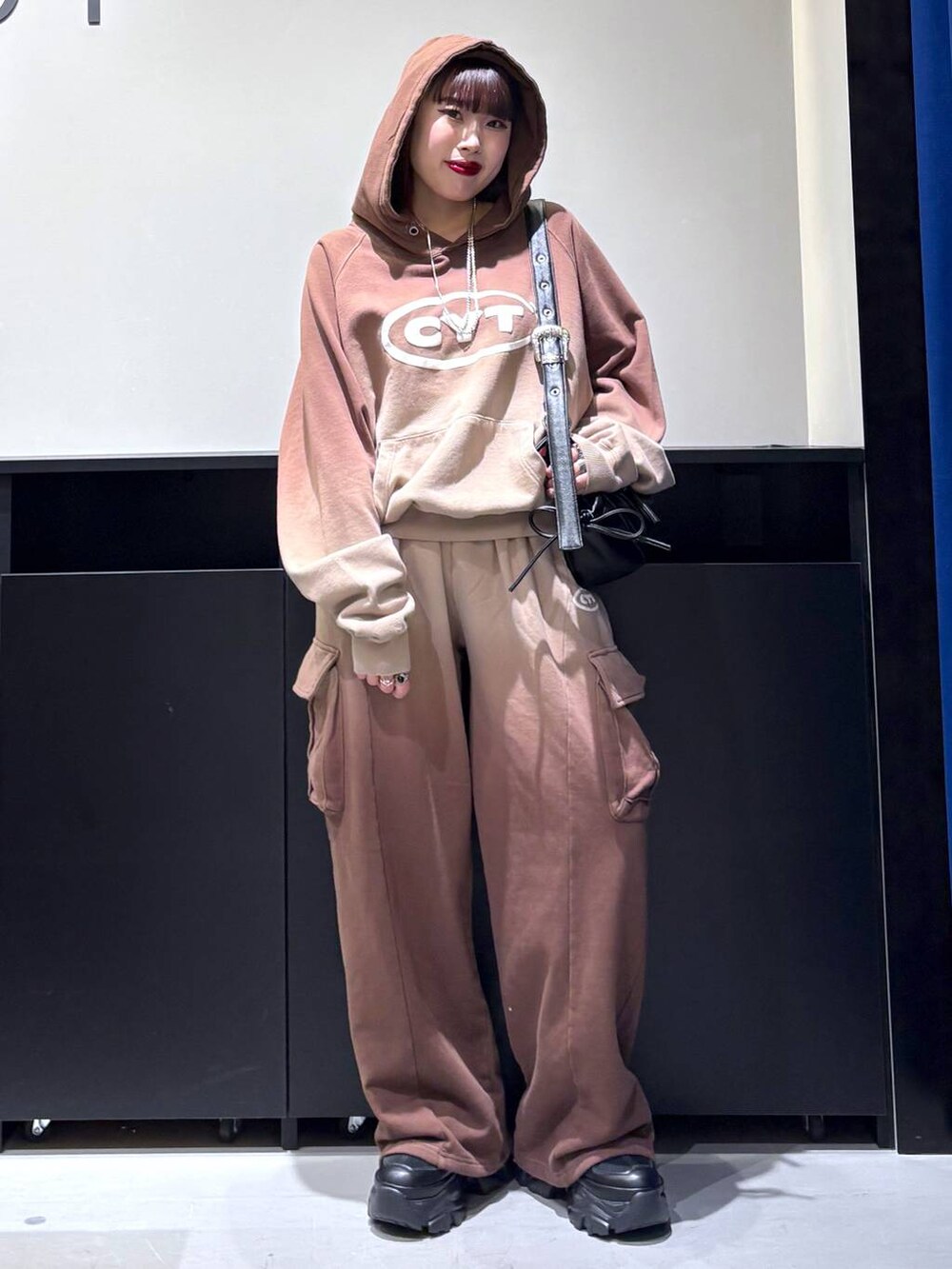 「パーカー、スウェット、モード、ストリート、きれいめ、カジュアル、ネックレス、骨格ストレート_PAGEBOY、ブルベ冬_PAGEBOY、スウェットパンツ、セットアップ、バッグ、スニーカー」｜「PAGEBOYのプラットチャンキースニーカー（スニーカー、ブラック系）」を使った、りりりさん（レディース・157cm）の冬コーディネートの6枚目の写真