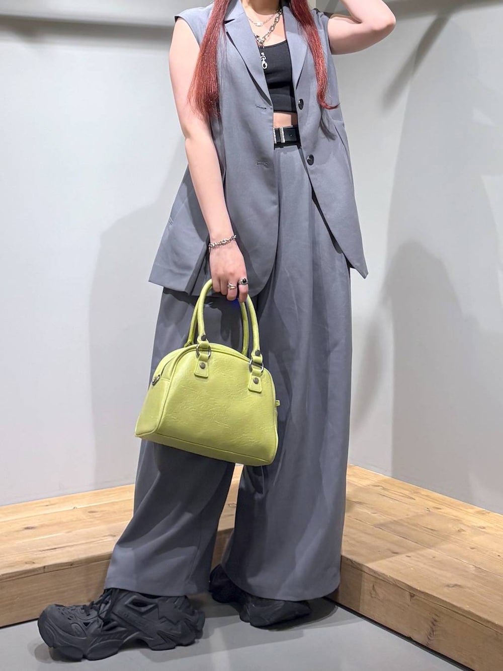 「モード、ストリート、きれいめ、カジュアル、ネックレス、骨格ストレート_PAGEBOY、ブルベ冬_PAGEBOY、セットアップ、ベスト、スラックス、ワイドパンツ、インナー、ベルト、バッグ」｜「PAGEBOYのモードバックルベルト3（ベルト、ブラック系）」を使った、りりりさん（レディース・157cm）の夏コーディネートの8枚目の写真