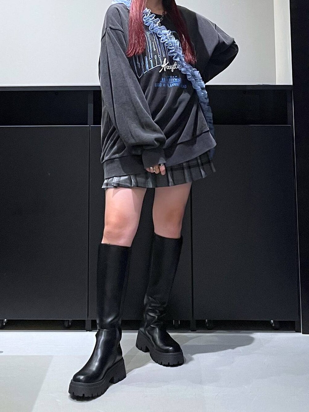 「モード、ストリート、きれいめ、カジュアル、ネックレス、骨格ストレート_PAGEBOY、ブルベ冬_PAGEBOY、ブーツ、ミニスカート、ショートパンツ、スウェット、キャップ、バッグ」｜「PAGEBOYの一部店舗展開<Casselin>チュールシャーリングショルダー（その他小物、ブルー系）」を使った、りりりさん（レディース・157cm）の夏コーディネートの3枚目の写真