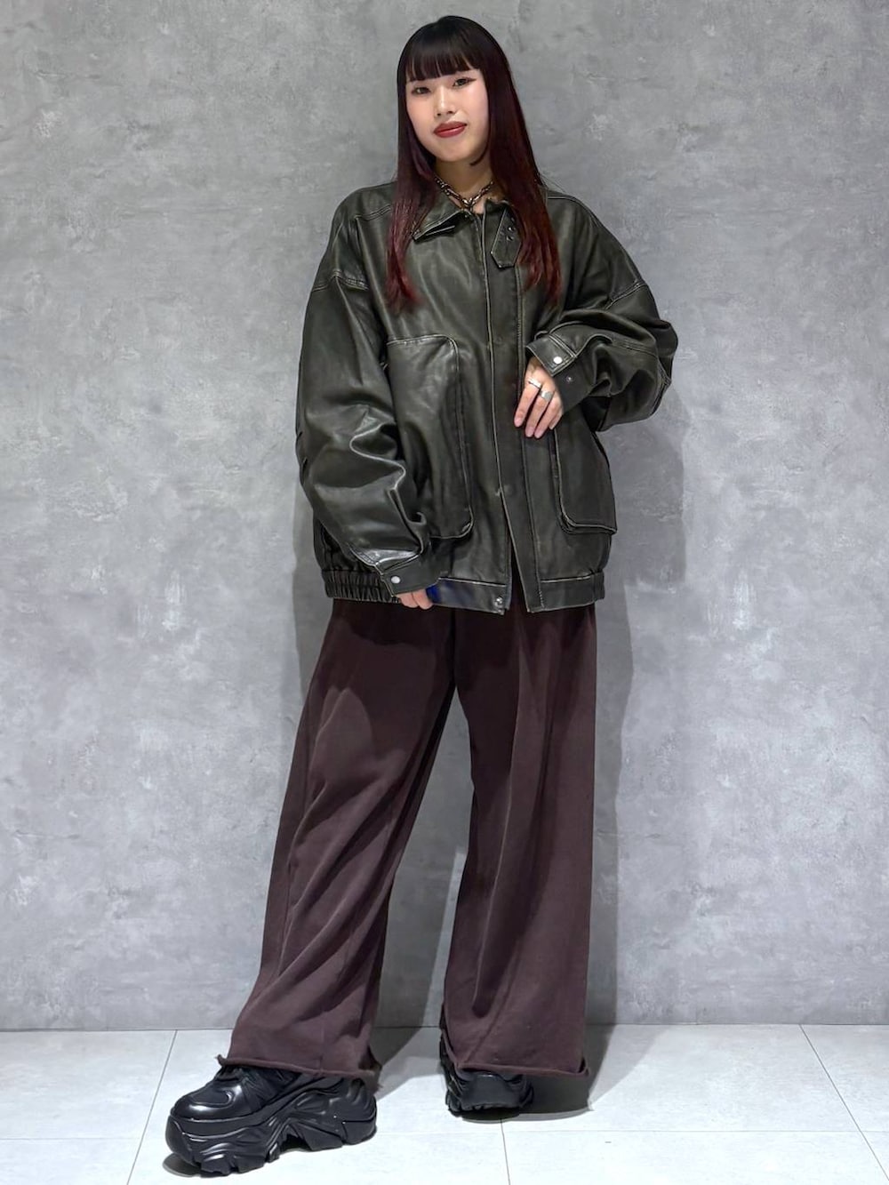 ブラック系のスニーカー、グレー系のスウェットパンツ、ブラック系のブルゾンを着用したレディースの秋コーディネートの9枚目の写真