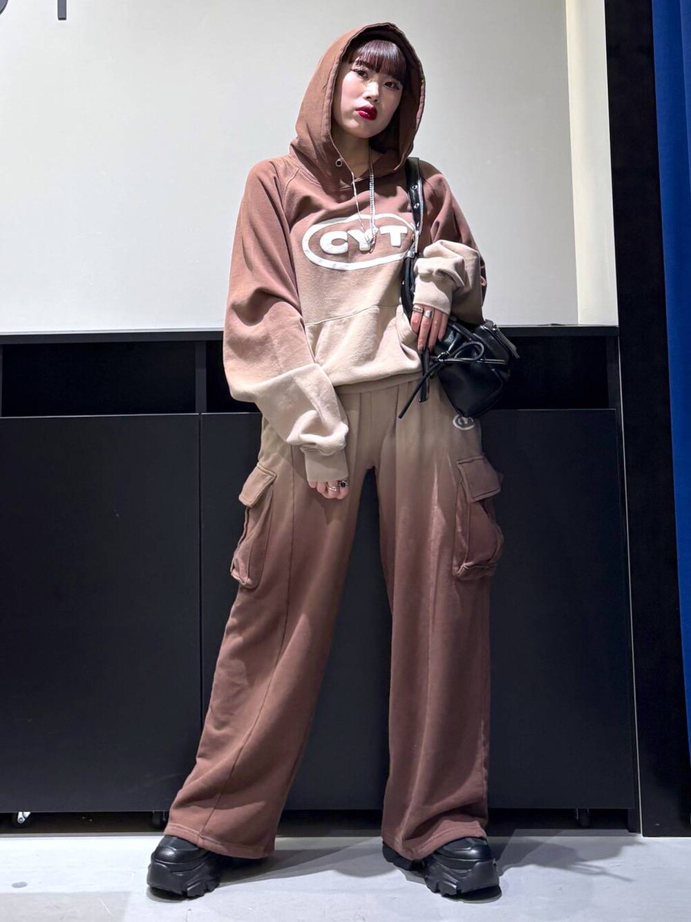 「パーカー、スウェット、モード、ストリート、きれいめ、カジュアル、ネックレス、骨格ストレート_PAGEBOY、ブルベ冬_PAGEBOY、スウェットパンツ、セットアップ、バッグ、スニーカー」｜「PAGEBOYのプラットチャンキースニーカー（スニーカー、ブラック系）」を使った、りりりさん（レディース・157cm）の冬コーディネートの8枚目の写真
