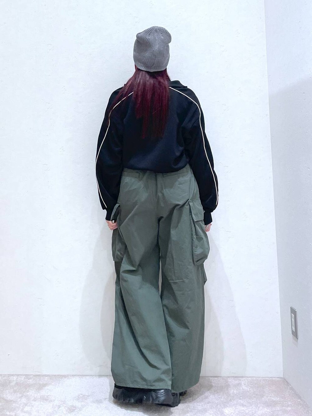 「モード、ストリート、きれいめ、春コーデ、カジュアル、ネックレス、骨格ストレート_PAGEBOY、ブルベ冬_PAGEBOY、ニット帽、スニーカー」｜「PAGEBOYのクシュタートルシアーアソート（Tシャツ/カットソー、ブラック系）」を使った、りりりさん（レディース・157cm）の春コーディネートの6枚目の写真