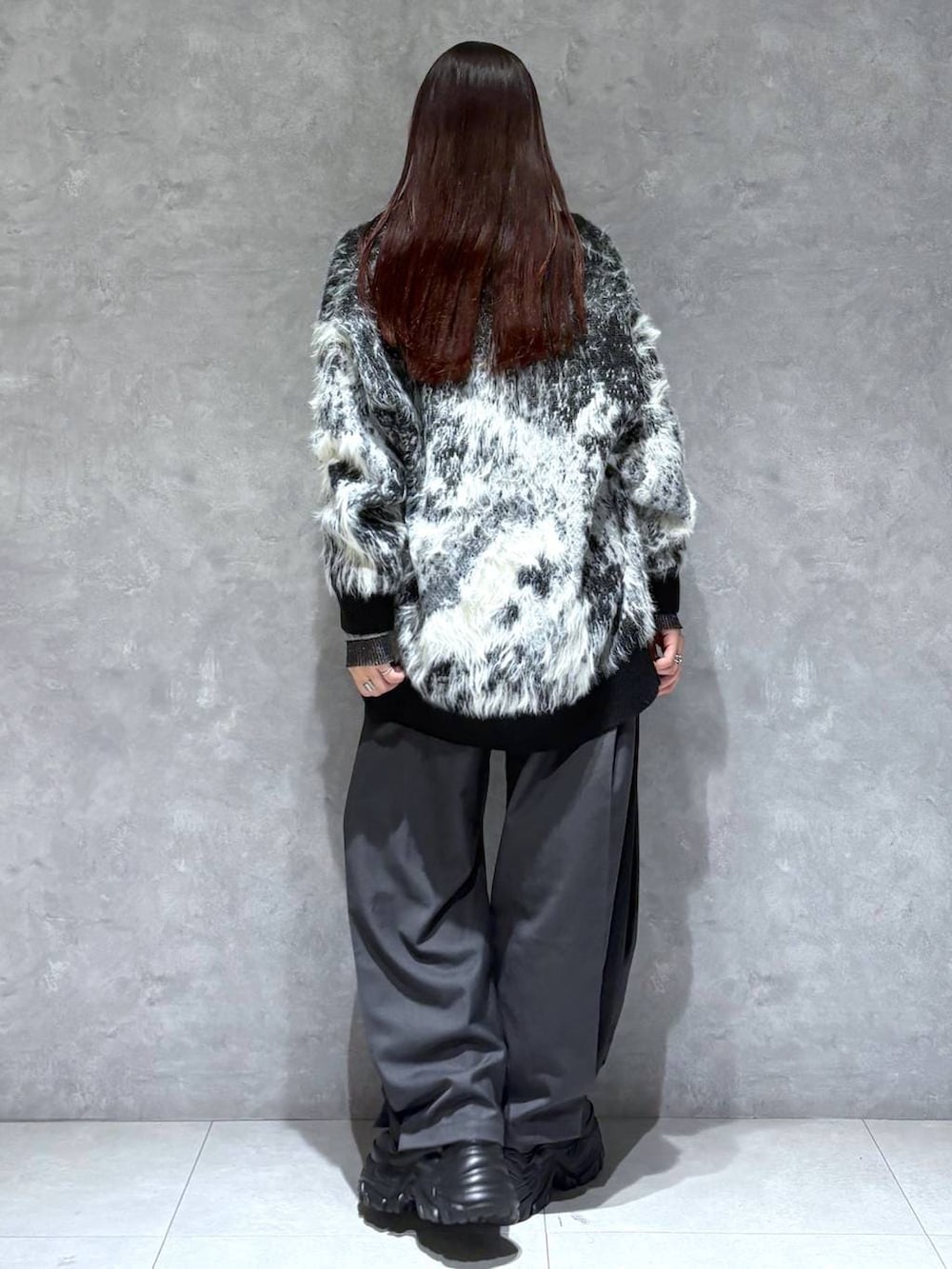 ブラック系のブーツ、ブラック系のカーディガン/ボレロ、グレー系のニット/セーターを着用したレディースの冬コーディネートの4枚目の写真