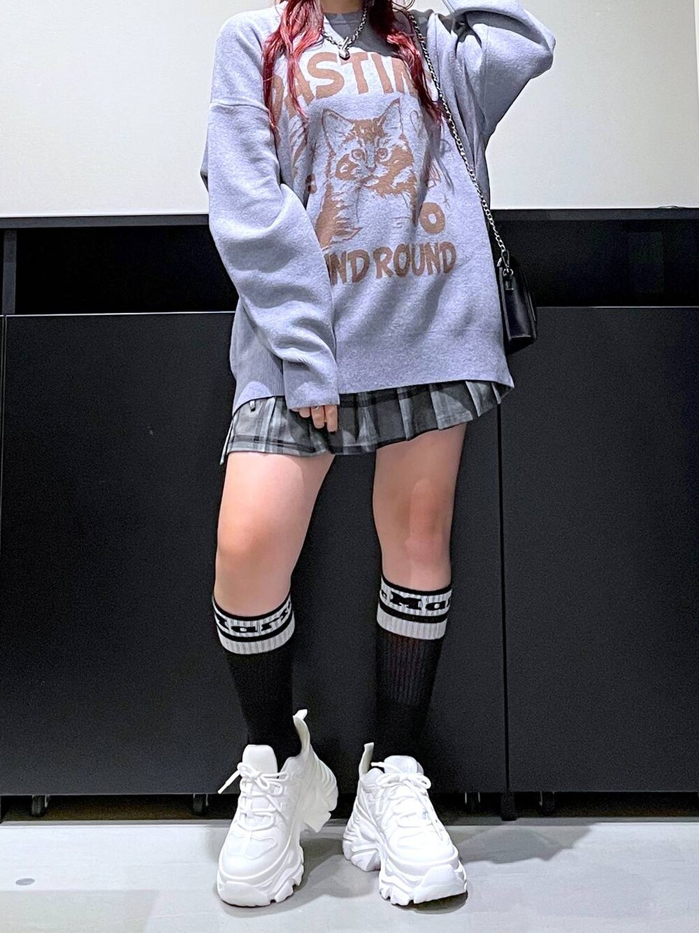 「モード、ストリート、きれいめ、カジュアル、ネックレス、骨格ストレート_PAGEBOY、ブルベ冬_PAGEBOY、ニット、ミニスカート、ショートパンツ、スニーカー、バッグ、ニット帽」｜「PAGEBOYの<高畠百加着用アイテム>プラットチャンキースニーカー（スニーカー、ホワイト系）」を使った、りりりさん（レディース・157cm）の秋コーディネートの7枚目の写真