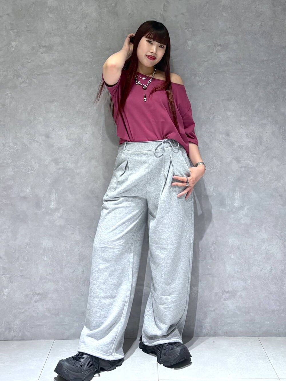 「スウェットパンツ、モード、ストリート、きれいめ、カジュアル、ネックレス、骨格ストレート_PAGEBOY、ブルベ冬_PAGEBOY、Tシャツ」｜「PAGEBOYのタックスウェットパンツ（スウェットパンツ、グレー系）」を使った、りりりさん（レディース・157cm）の春コーディネートの2枚目の写真