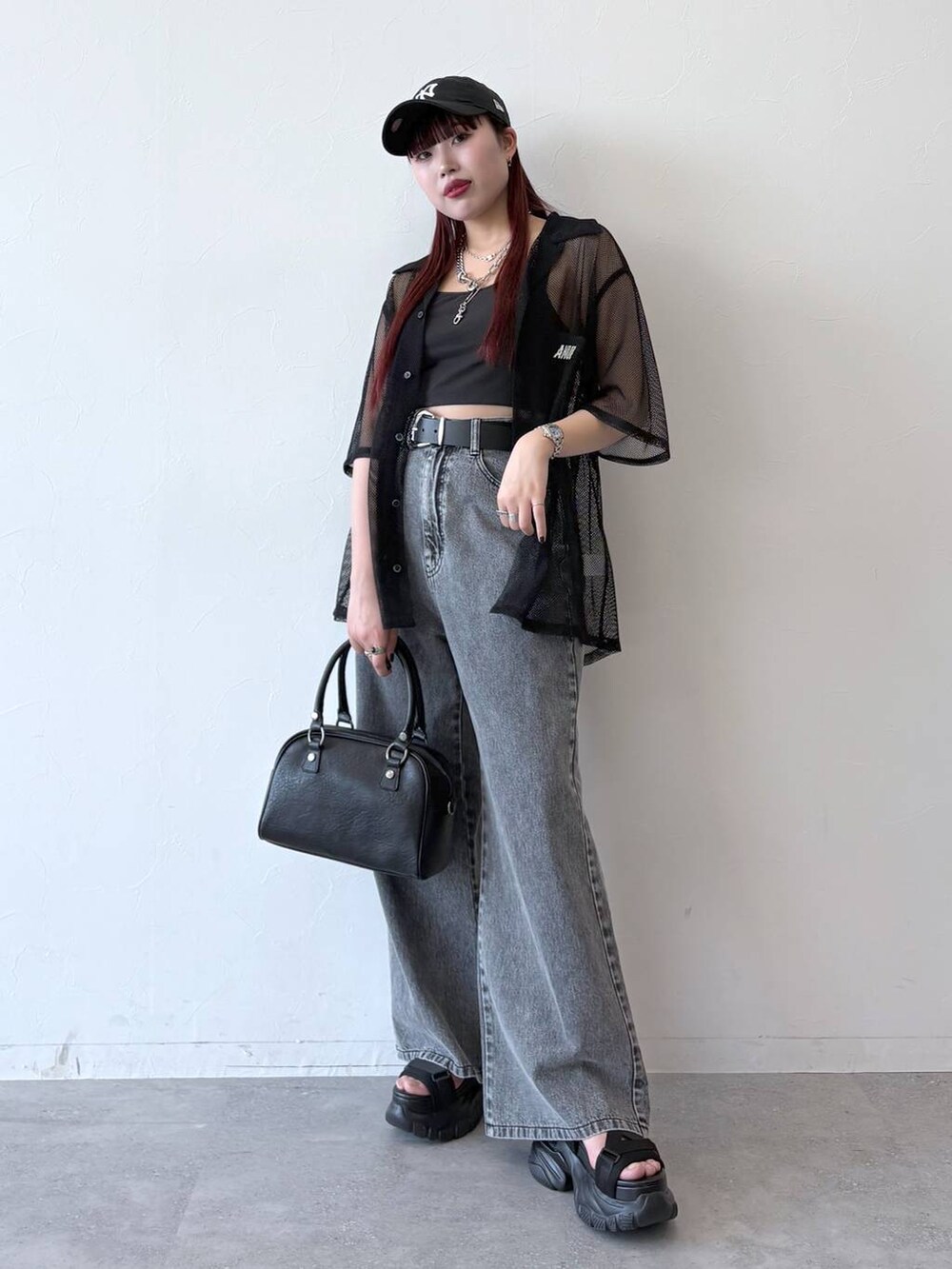 ブラック系のサンダル、ブラック系のデニムパンツ、ブラック系のシャツ/ブラウスを着用したレディースの春コーディネートの2枚目の写真