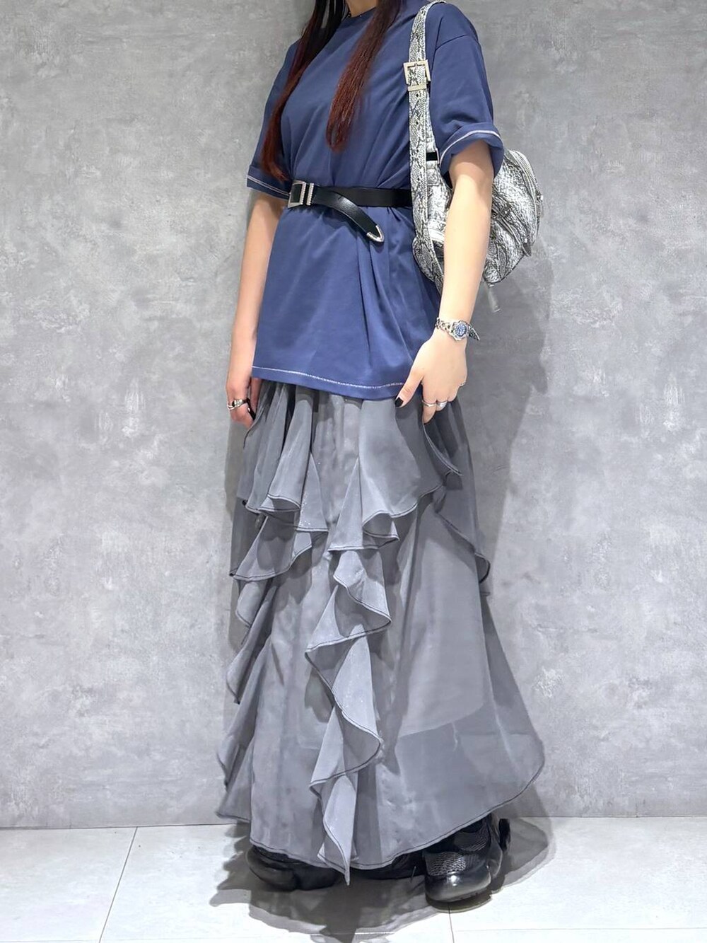 「Tシャツ、モード、ストリート、きれいめ、カジュアル、ネックレス、骨格ストレート_PAGEBOY、ブルベ冬_PAGEBOY、スカート、バッグ、ベルト、オーバーサイズ」｜「PAGEBOYのモードバックルベルト3（ベルト、ブラック系）」を使った、りりりさん（レディース・157cm）の春コーディネートの8枚目の写真