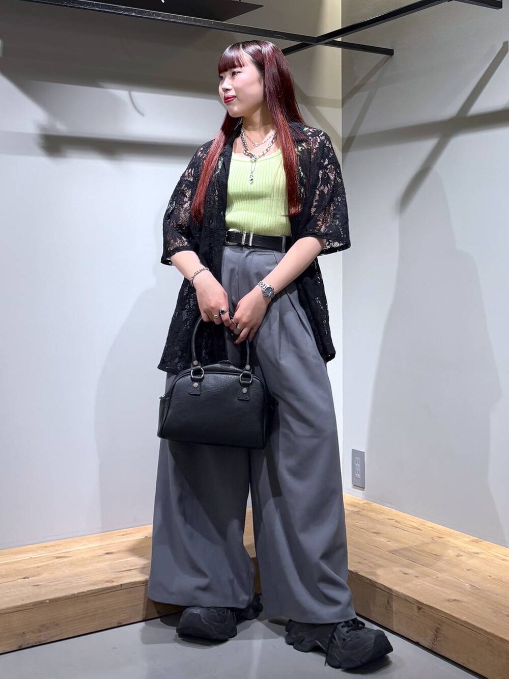 「モード、ストリート、きれいめ、カジュアル、ネックレス、骨格ストレート_PAGEBOY、ブルベ冬_PAGEBOY、シャツ、ブラウス、スラックス、ワイドパンツ、ベルト、バッグ」｜「PAGEBOYのモードバックルベルト3（ベルト、ブラック系）」を使った、りりりさん（レディース・157cm）の春コーディネートの2枚目の写真