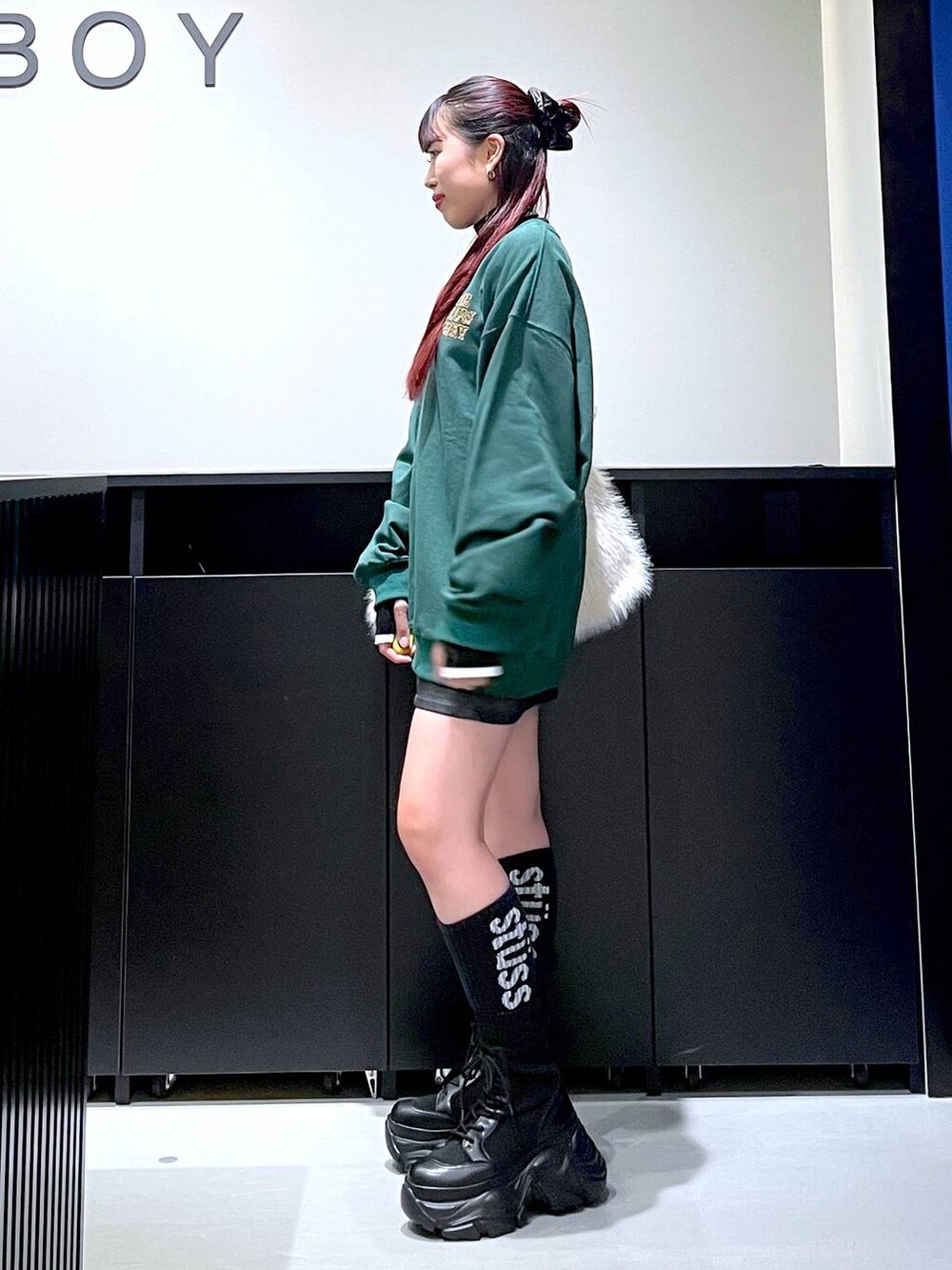「モード、ストリート、きれいめ、カジュアル、ネックレス、骨格ストレート_PAGEBOY、ブルベ冬_PAGEBOY、スウェット、ミニスカート、スカート、ブーツ、スニーカー、バッグ」｜「PAGEBOYのレースアップソックスブーツ（ブーツ、ブラック系）」を使った、りりりさん（レディース・157cm）の秋コーディネートの4枚目の写真