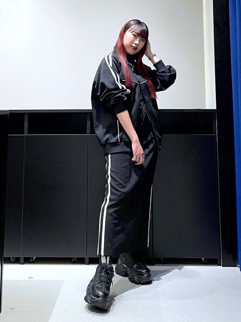 「モード、ストリート、きれいめ、カジュアル、ネックレス、骨格ストレート_PAGEBOY、ブルベ冬_PAGEBOY、ジャケット、スカート、セットアップ、スニーカー」｜「PAGEBOYのプラットチャンキースニーカー（スニーカー、ブラック系）」を使った、りりりさん（レディース・157cm）の秋コーディネートの2枚目の写真