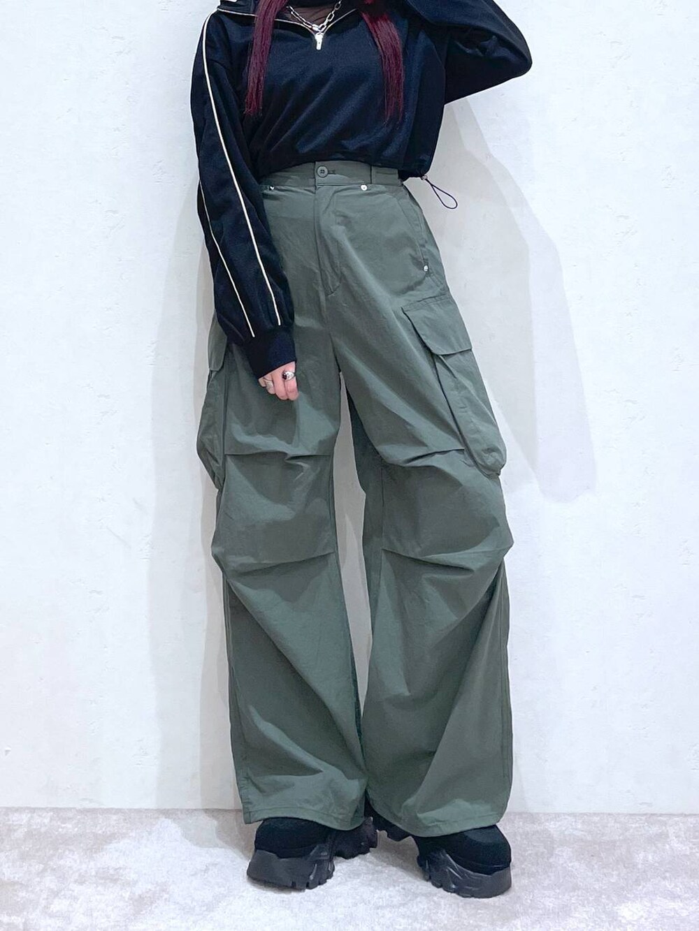 「モード、ストリート、きれいめ、春コーデ、カジュアル、ネックレス、骨格ストレート_PAGEBOY、ブルベ冬_PAGEBOY、ニット帽、スニーカー」｜「PAGEBOYのクシュタートルシアーアソート（Tシャツ/カットソー、ブラック系）」を使った、りりりさん（レディース・157cm）の春コーディネートの4枚目の写真