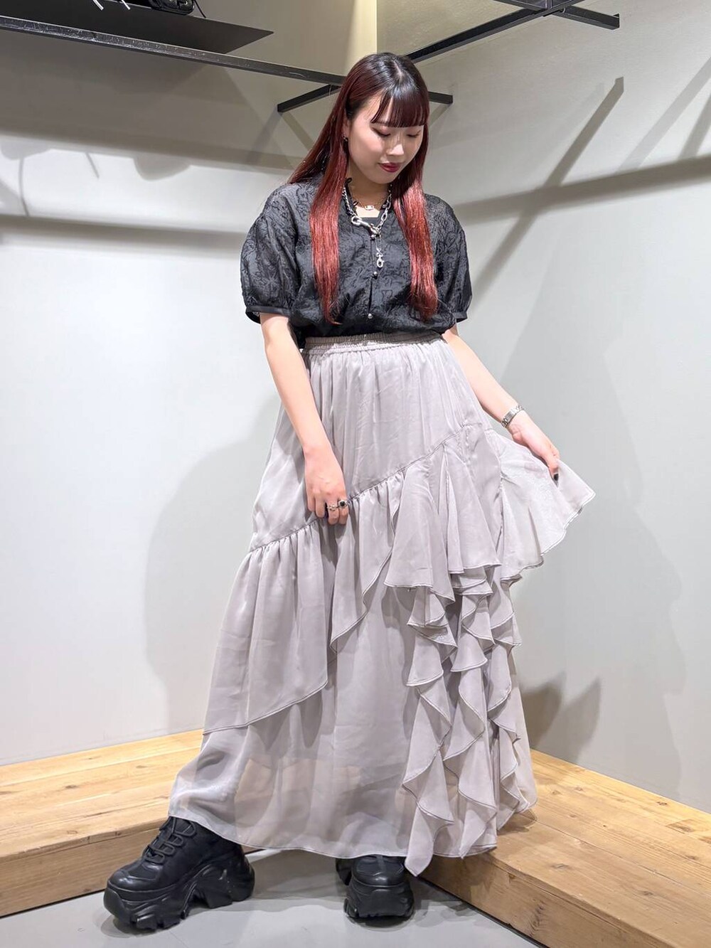 「モード、ストリート、きれいめ、カジュアル、ネックレス、骨格ストレート_PAGEBOY、ブルベ冬_PAGEBOY、ブラウス、スカート、スニーカー」｜「PAGEBOYのプラットチャンキースニーカー（スニーカー、ブラック系）」を使った、りりりさん（レディース・157cm）の夏コーディネートの2枚目の写真