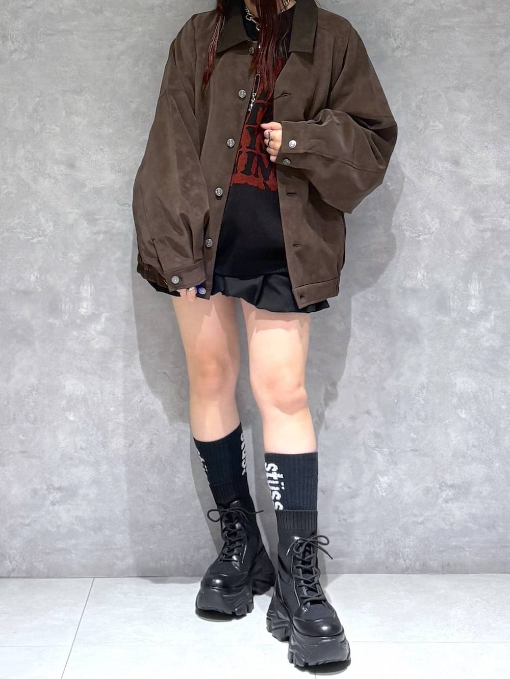 ブラック系のブーツ、ブラウン系のブルゾン、ブラック系のニット/セーターを着用したレディースの秋コーディネートの7枚目の写真