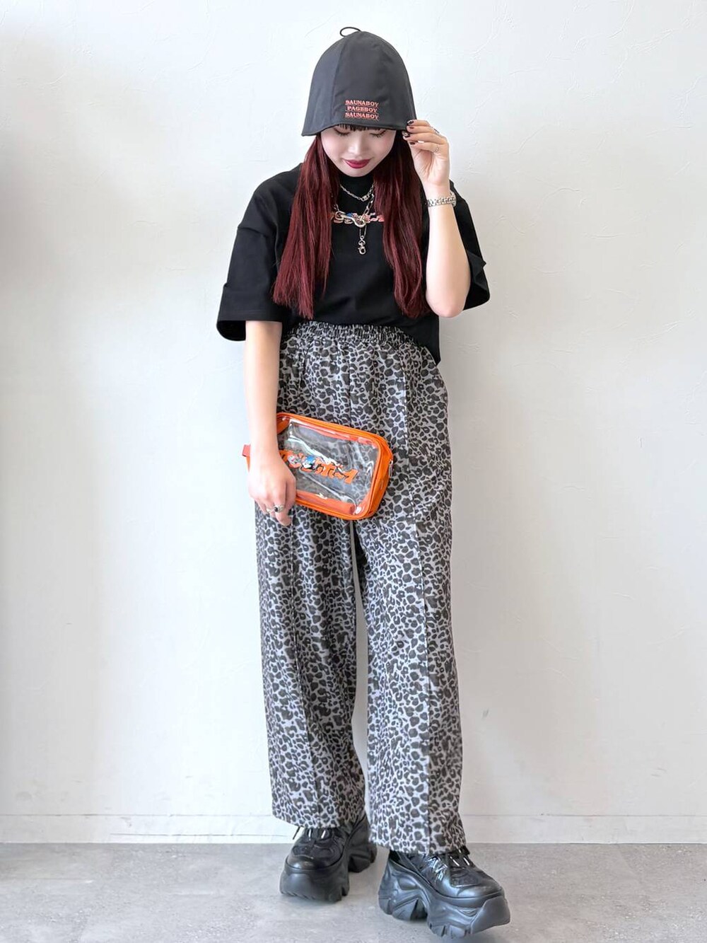 「ハット、モード、ストリート、カジュアル、ネックレス、骨格ストレート_PAGEBOY、ブルベ冬_PAGEBOY、Tシャツ」｜「PAGEBOYのプラットチャンキースニーカー（スニーカー、ブラック系）」を使った、りりりさん（レディース・157cm）の春コーディネートの8枚目の写真