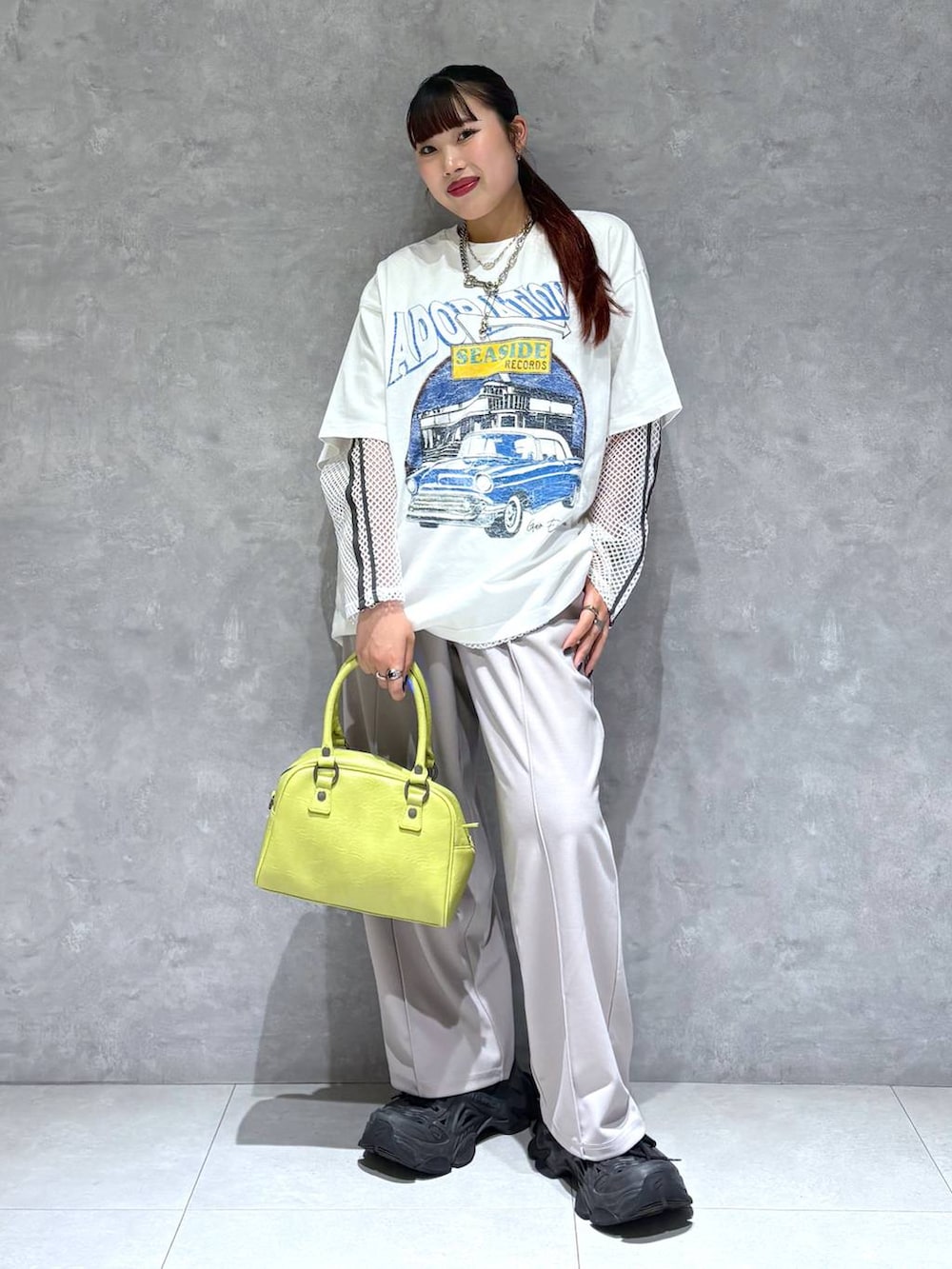 「ワイドパンツ、バッグ、モード、ストリート、きれいめ、カジュアル、ネックレス、骨格ストレート_PAGEBOY、ブルベ冬_PAGEBOY、Tシャツ」｜「PAGEBOYのラインメッシュプルオーバー（Tシャツ/カットソー、ホワイト系）」を使った、りりりさん（レディース・157cm）の夏コーディネートの3枚目の写真