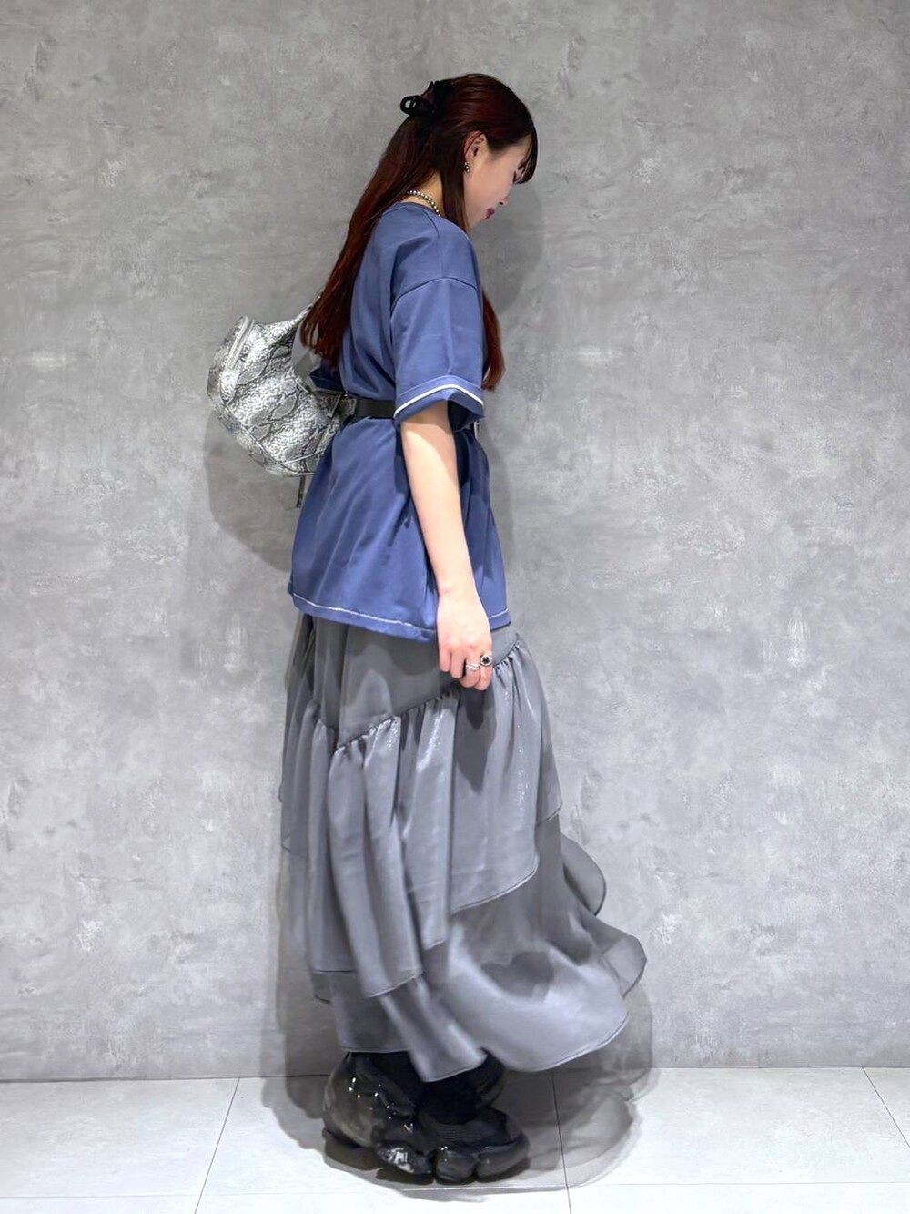 「Tシャツ、モード、ストリート、きれいめ、カジュアル、ネックレス、骨格ストレート_PAGEBOY、ブルベ冬_PAGEBOY、スカート、バッグ、ベルト、オーバーサイズ」｜「PAGEBOYのモードバックルベルト3（ベルト、ブラック系）」を使った、りりりさん（レディース・157cm）の春コーディネートの6枚目の写真
