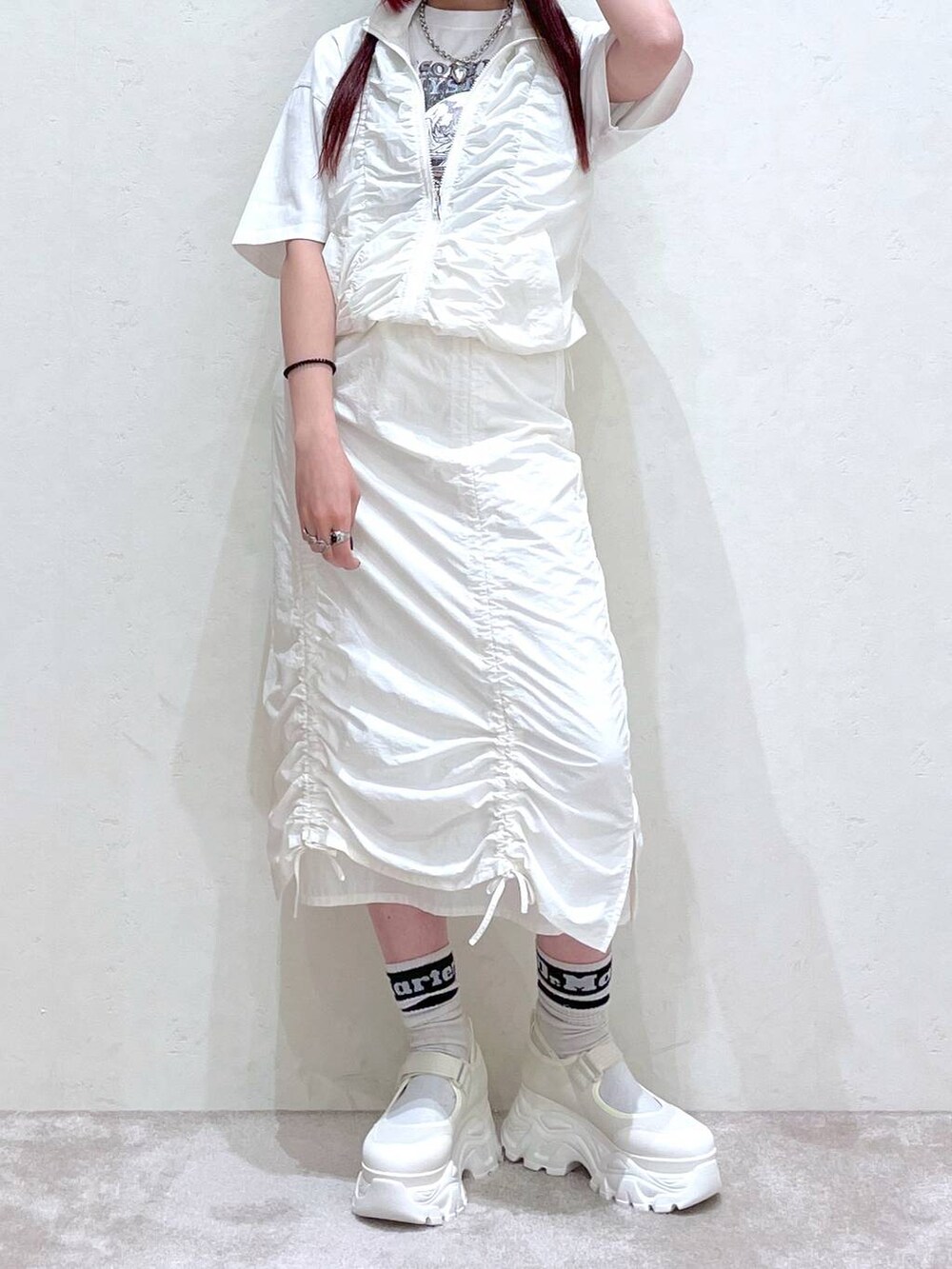 ホワイト系のベスト、ホワイト系のスカート、ホワイト系のTシャツ/カットソーを着用したレディースの春コーディネートの3枚目の写真