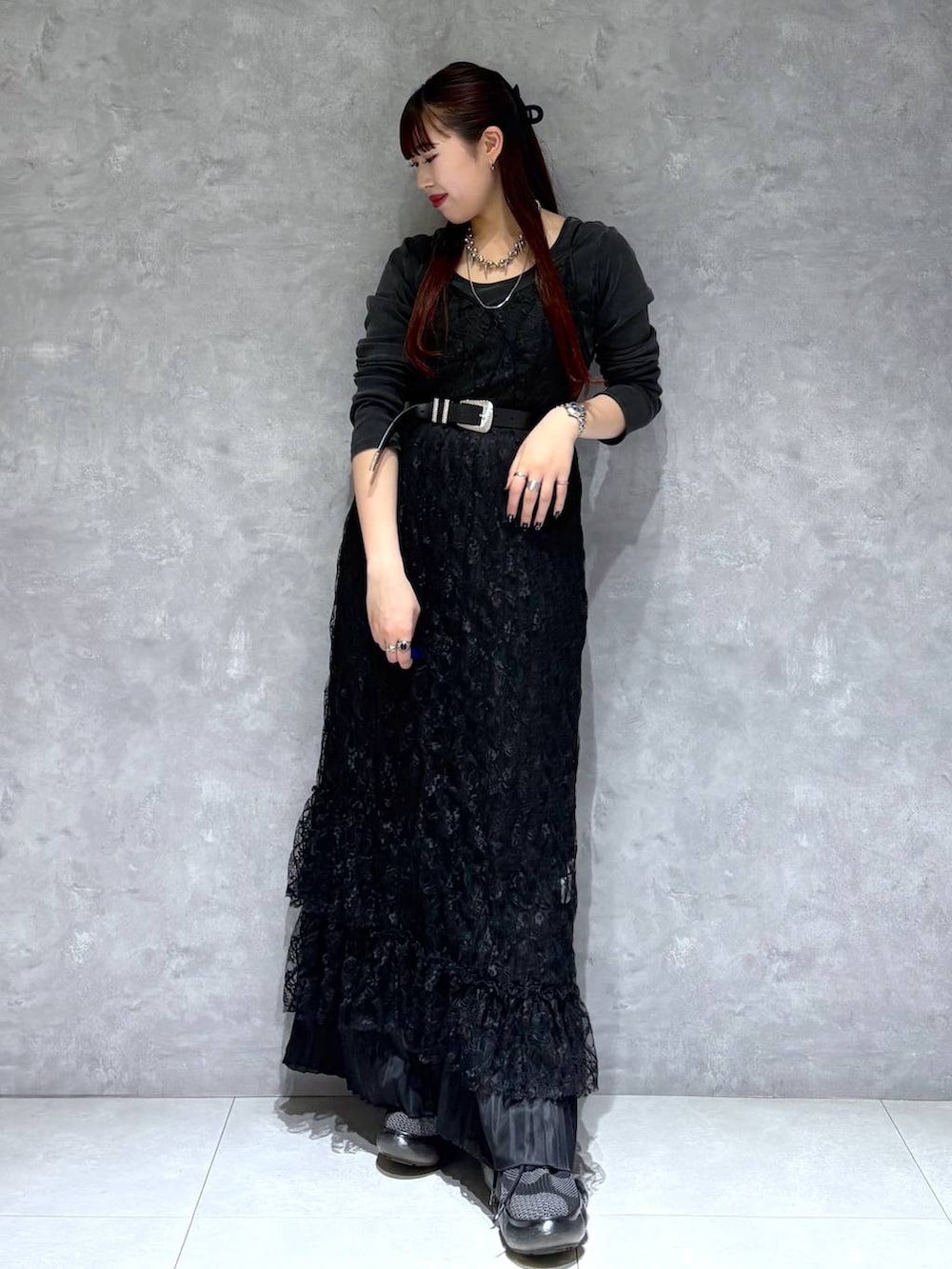 「モード、ストリート、きれいめ、カジュアル、ネックレス、骨格ストレート_PAGEBOY、ブルベ冬_PAGEBOY、Tシャツ、ワンピース、キャミワンピース、ベルト」｜「PAGEBOYのモードバックルベルト3（ベルト、ブラック系）」を使った、りりりさん（レディース・157cm）の春コーディネートの3枚目の写真