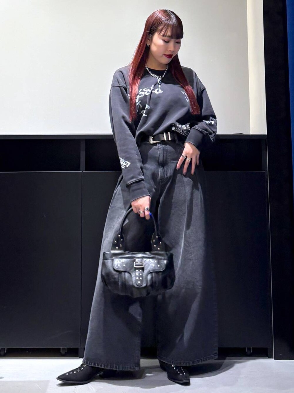 「モード、ストリート、きれいめ、カジュアル、ネックレス、骨格ストレート_PAGEBOY、ブルベ冬_PAGEBOY、スウェット、デニムパンツ、パンプス、ベルト」｜「PAGEBOYのモードバックルベルト3（ベルト、ブラック系）」を使った、りりりさん（レディース・157cm）の冬コーディネートの2枚目の写真